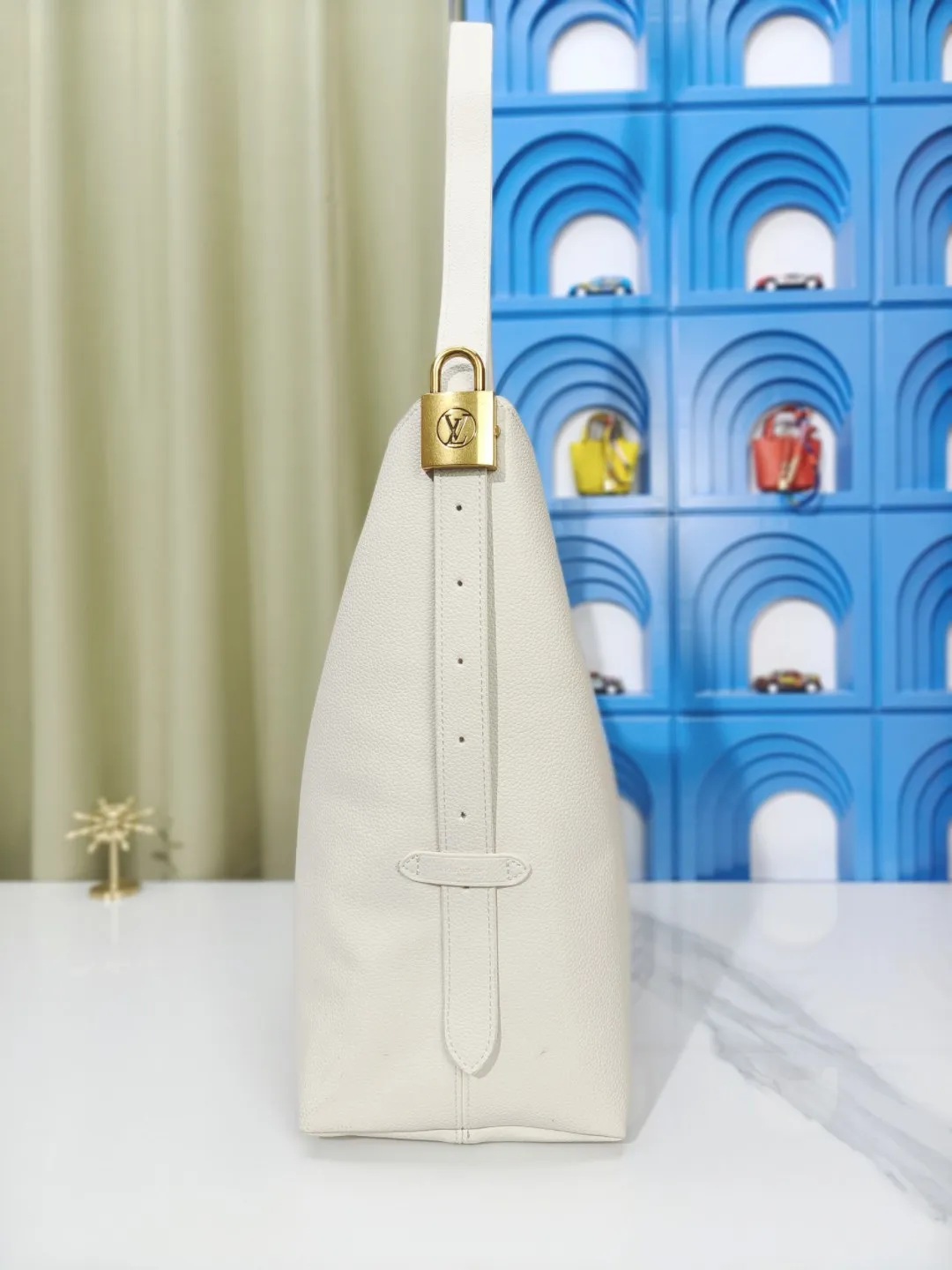 P large 280 💰 small 260 💰 Upgraded original (imitation original) m24988 m24974 m24856 m25022 m25352 m125353m25354 This lowkey hobo handbag is made of smooth cow leather with a surface cow leather lining. It can accommodate short wallets, large smartphones, keys and other small items. The shoulder strap is adjustable with a padlock buckle, and the removable monogram canvas zippered interior pocket provides neat storage. Size: large 31.0x35.0x18.0 cm (length x height x width), small 24.0x28.0x16.0 cm (length x height x width)