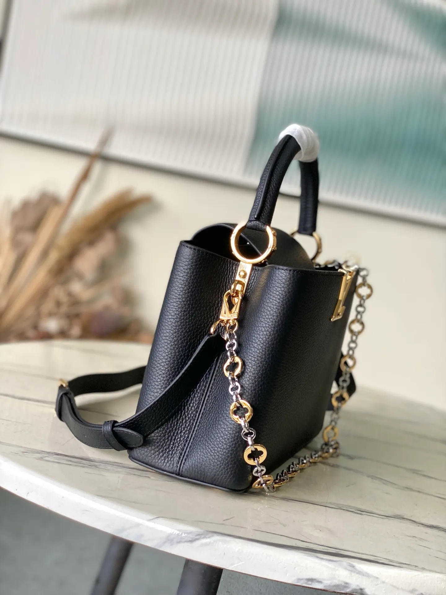 💰2480 "Special Grade Original Leather" M12936 Black Medium This Capucines medium handbag is from the Chain On You series. It uses Taurillon cow leather to focus on the brand's ingenuity and sophisticated craftsmanship. The jewelry-style double-plated chain is embellished with Monogram flowers, and the rounded LV letters and metal parts add elegant touches. Whether worn cross-body, hand-carried or shoulder-carried, it can display elegant style. Dimensions: 31.5 × 20 × 11 cm
