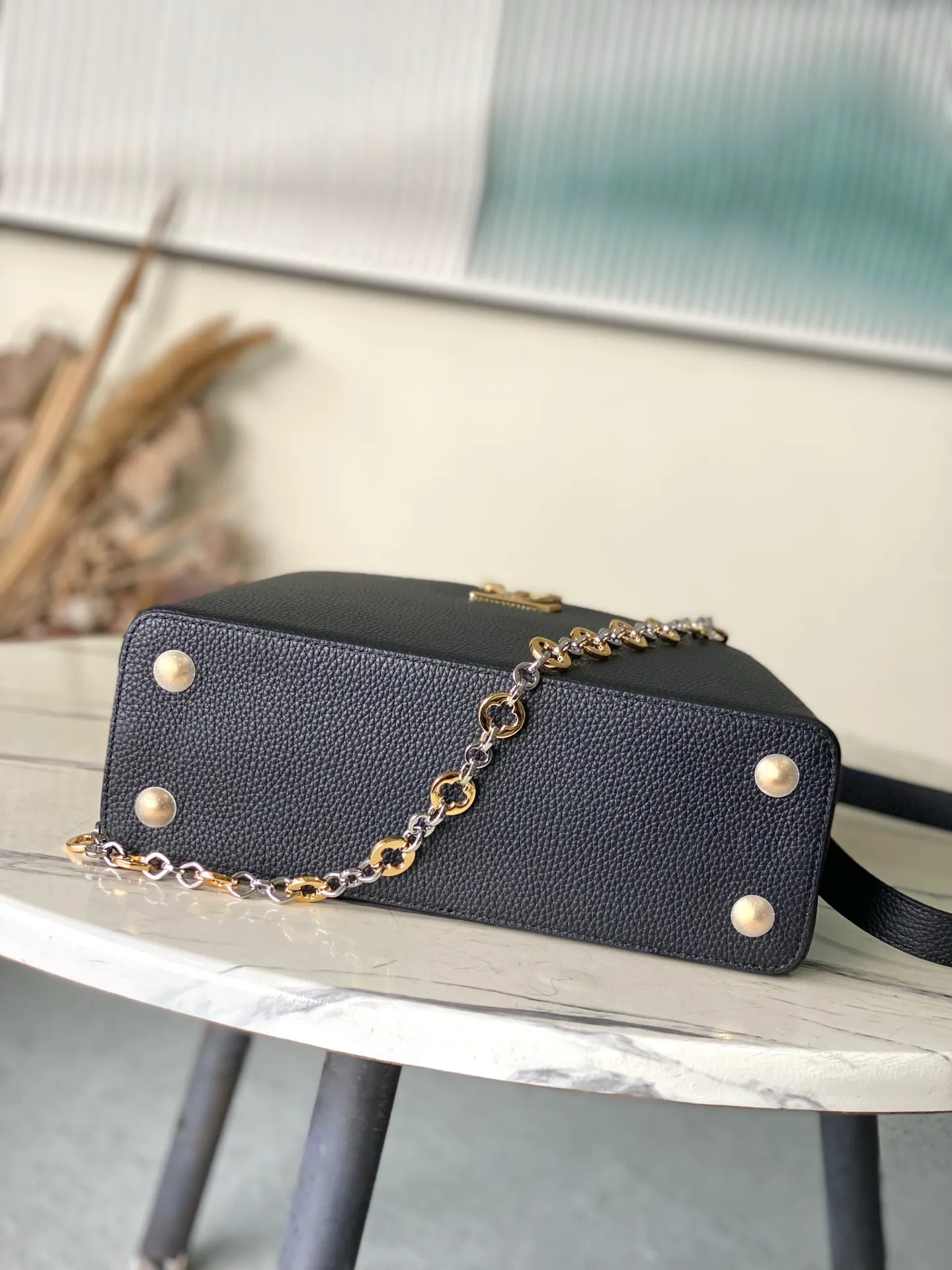 💰2480 "Special Grade Original Leather" M12936 Black Medium This Capucines medium handbag is from the Chain On You series. It uses Taurillon cow leather to focus on the brand's ingenuity and sophisticated craftsmanship. The jewelry-style double-plated chain is embellished with Monogram flowers, and the rounded LV letters and metal parts add elegant touches. Whether worn cross-body, hand-carried or shoulder-carried, it can display elegant style. Dimensions: 31.5 × 20 × 11 cm