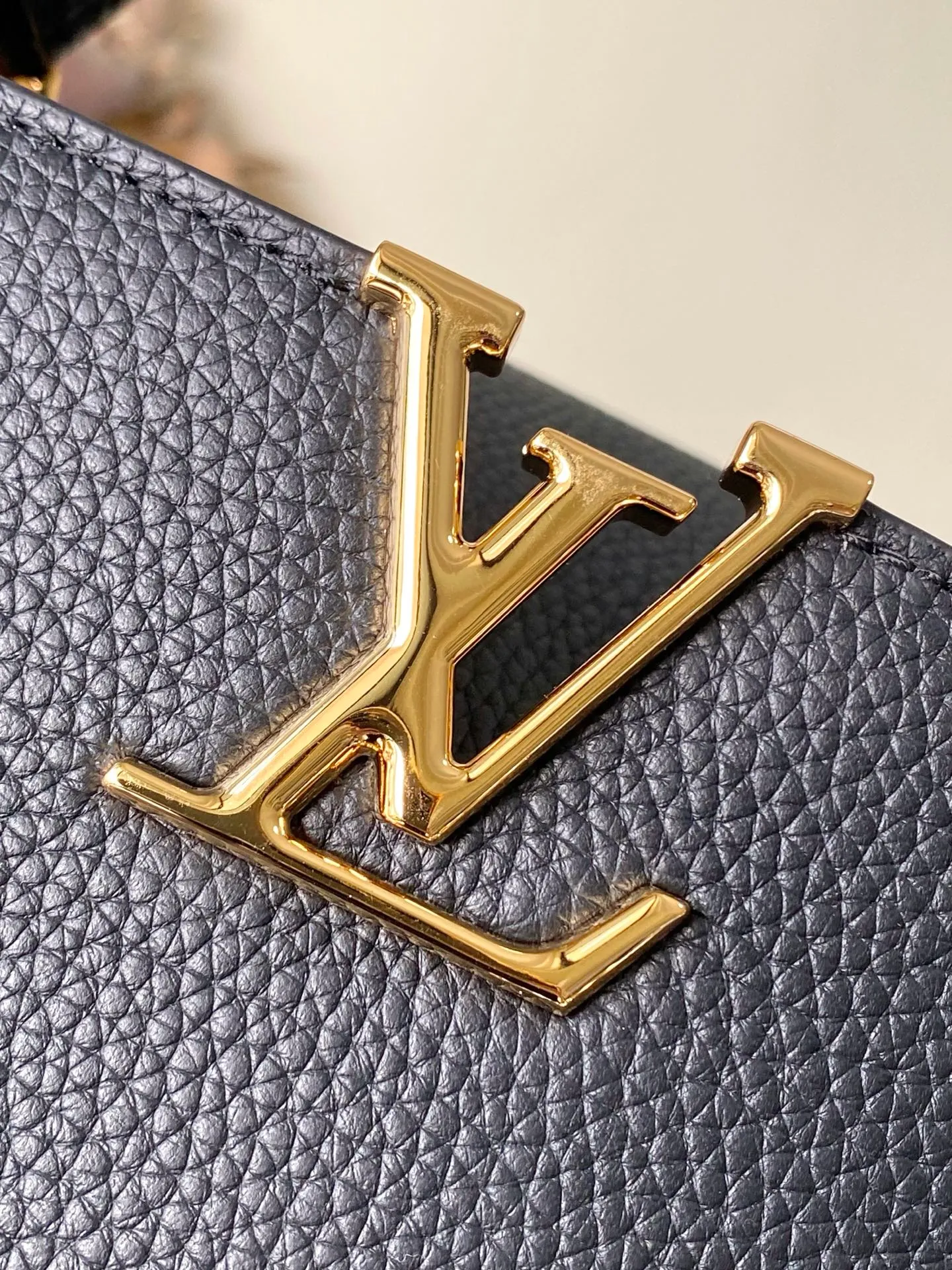 💰2480 "Special Grade Original Leather" M12936 Black Medium This Capucines medium handbag is from the Chain On You series. It uses Taurillon cow leather to focus on the brand's ingenuity and sophisticated craftsmanship. The jewelry-style double-plated chain is embellished with Monogram flowers, and the rounded LV letters and metal parts add elegant touches. Whether worn cross-body, hand-carried or shoulder-carried, it can display elegant style. Dimensions: 31.5 × 20 × 11 cm
