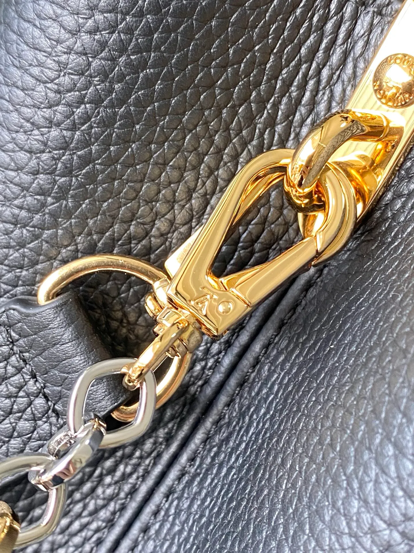 💰2480 "Special Grade Original Leather" M12936 Black Medium This Capucines medium handbag is from the Chain On You series. It uses Taurillon cow leather to focus on the brand's ingenuity and sophisticated craftsmanship. The jewelry-style double-plated chain is embellished with Monogram flowers, and the rounded LV letters and metal parts add elegant touches. Whether worn cross-body, hand-carried or shoulder-carried, it can display elegant style. Dimensions: 31.5 × 20 × 11 cm
