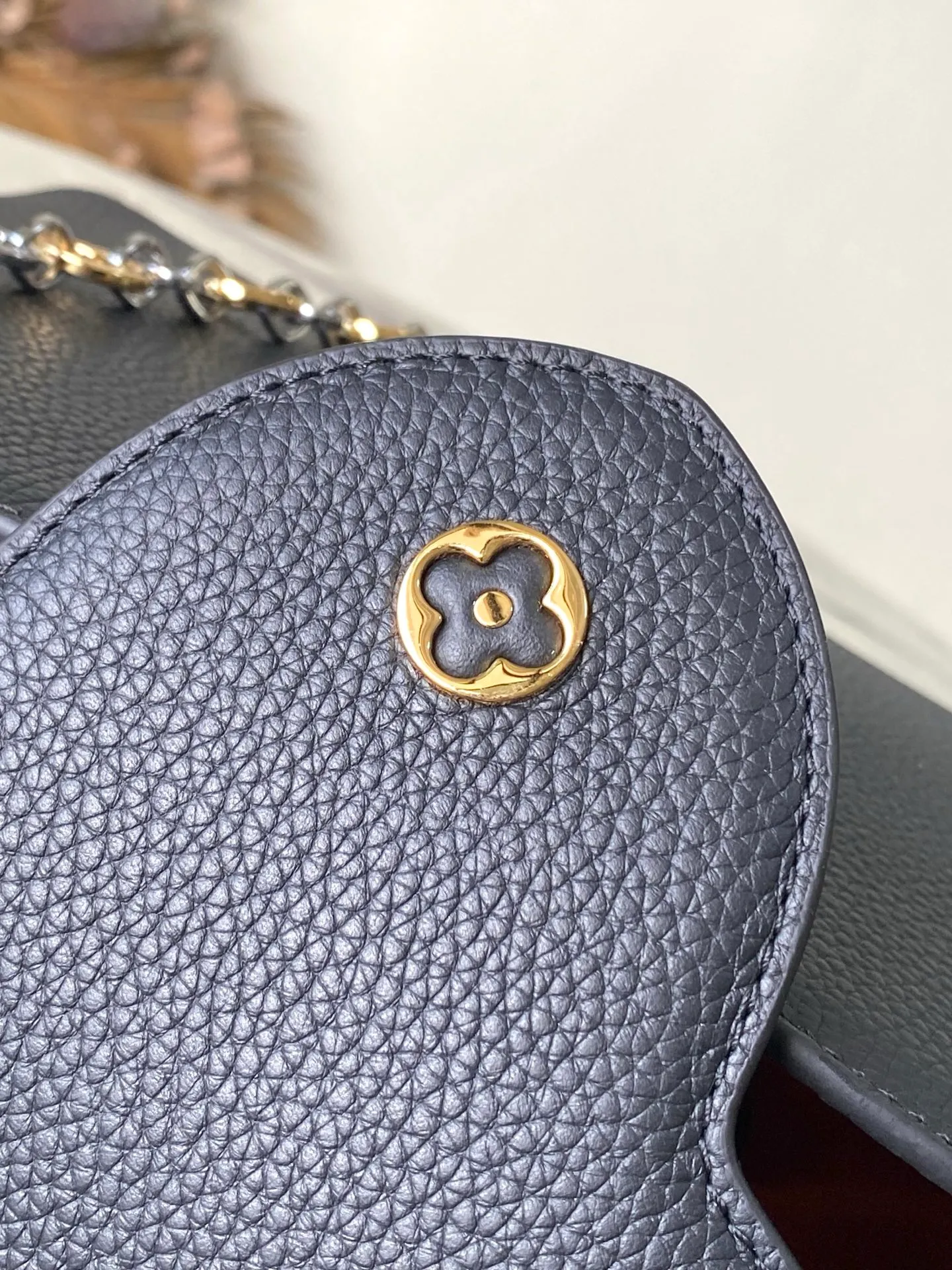 💰2480 "Special Grade Original Leather" M12936 Black Medium This Capucines medium handbag is from the Chain On You series. It uses Taurillon cow leather to focus on the brand's ingenuity and sophisticated craftsmanship. The jewelry-style double-plated chain is embellished with Monogram flowers, and the rounded LV letters and metal parts add elegant touches. Whether worn cross-body, hand-carried or shoulder-carried, it can display elegant style. Dimensions: 31.5 × 20 × 11 cm