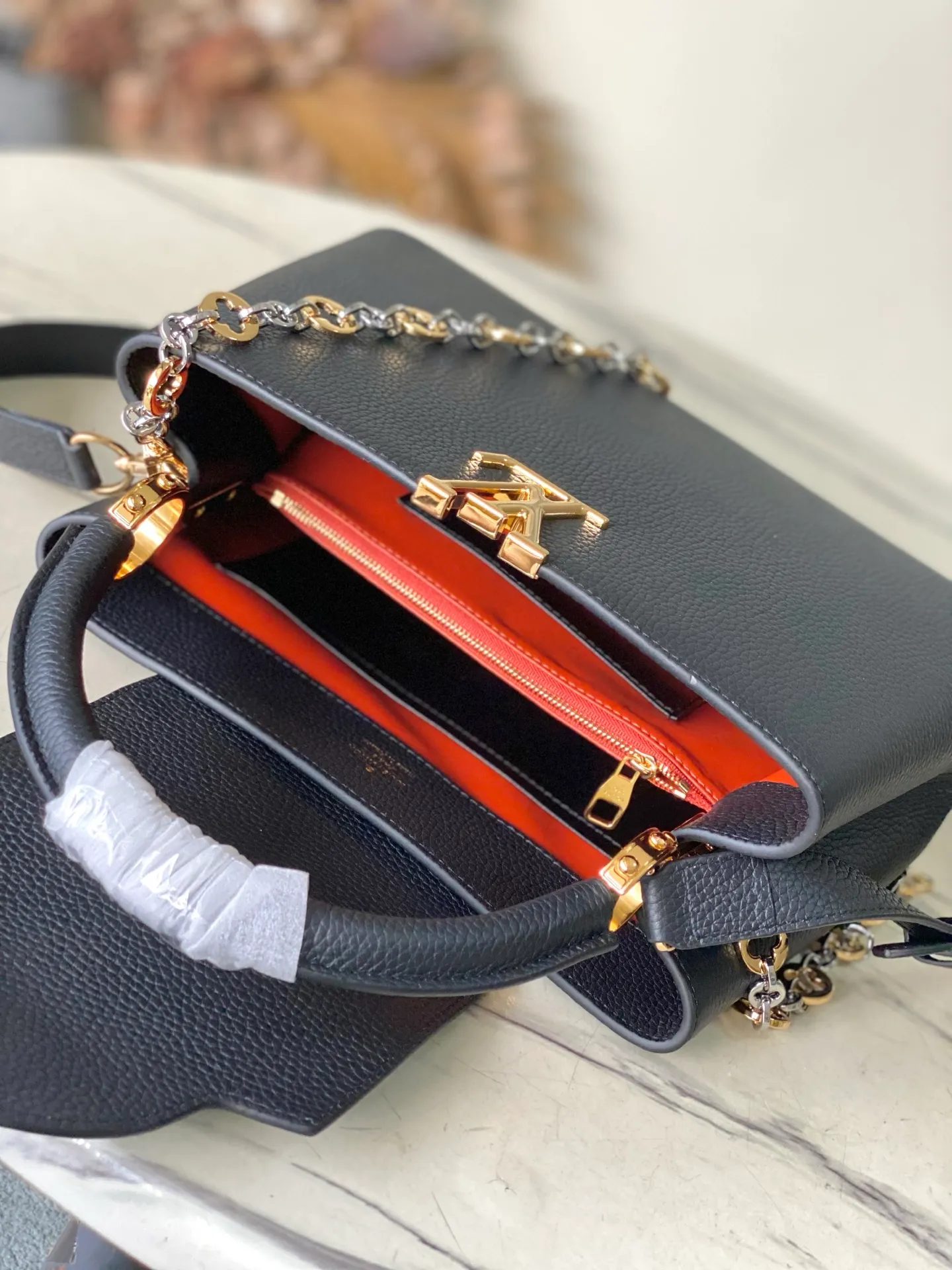 💰2480 "Special Grade Original Leather" M12936 Black Medium This Capucines medium handbag is from the Chain On You series. It uses Taurillon cow leather to focus on the brand's ingenuity and sophisticated craftsmanship. The jewelry-style double-plated chain is embellished with Monogram flowers, and the rounded LV letters and metal parts add elegant touches. Whether worn cross-body, hand-carried or shoulder-carried, it can display elegant style. Dimensions: 31.5 × 20 × 11 cm
