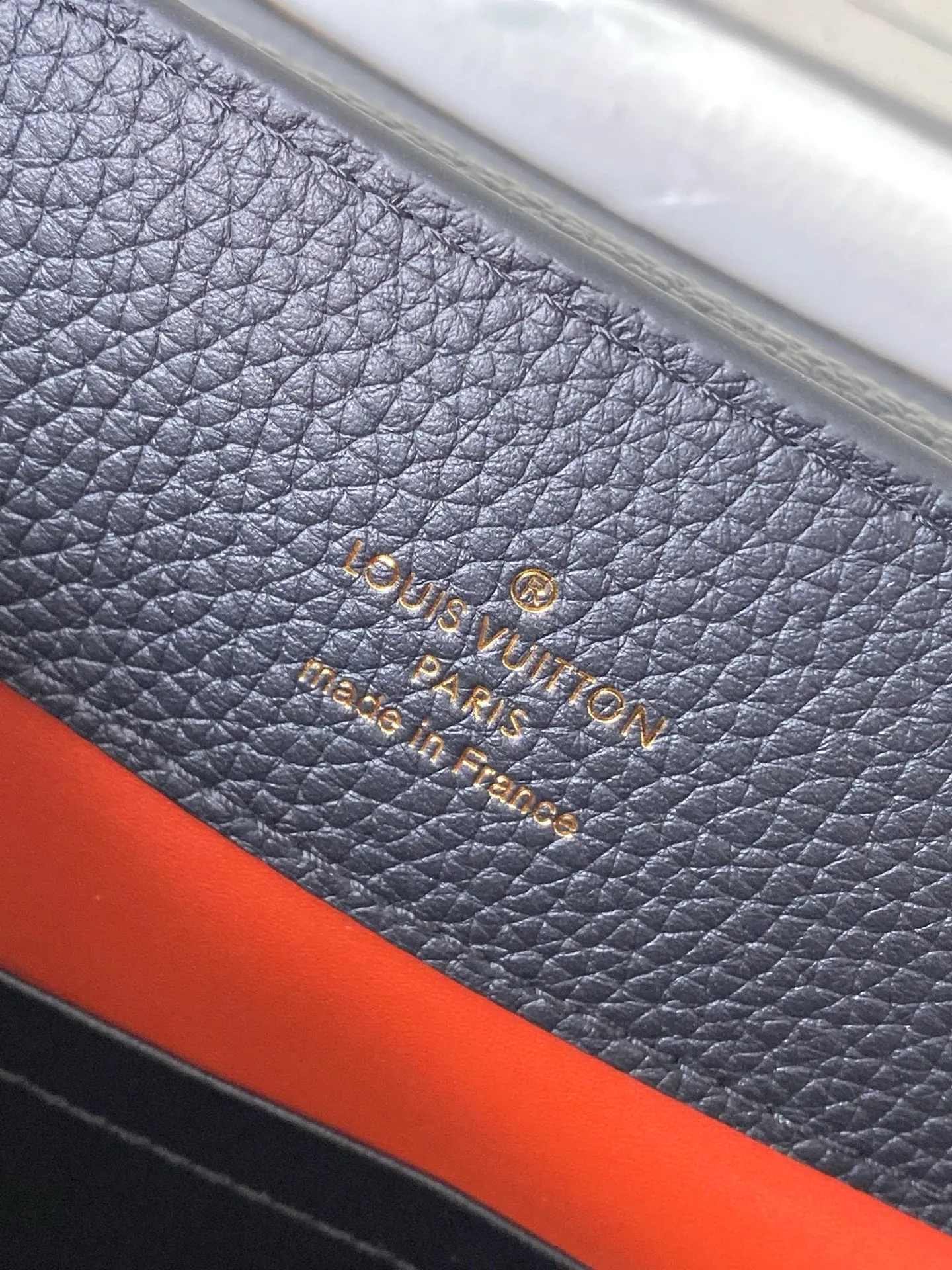 💰2480 "Special Grade Original Leather" M12936 Black Medium This Capucines medium handbag is from the Chain On You series. It uses Taurillon cow leather to focus on the brand's ingenuity and sophisticated craftsmanship. The jewelry-style double-plated chain is embellished with Monogram flowers, and the rounded LV letters and metal parts add elegant touches. Whether worn cross-body, hand-carried or shoulder-carried, it can display elegant style. Dimensions: 31.5 × 20 × 11 cm