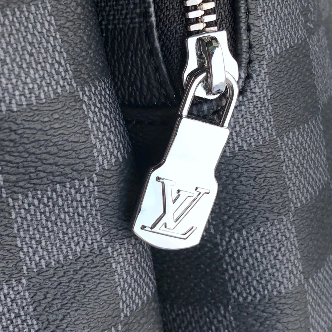 💰1040 Actual photos of the top original item 😍😍 N40005 ZACK Backpack This sports-style coated canvas Zack backpack is full of capacity and shows classic Louis Vuitton style. The flap, drawstring and metal buckle are all classic Louis. Vuitton design elements. - 45 x 30 x 20cm (Length x Height x Width) - Exterior in Louis Vuitton specially coated canvas - Textile lining - Cowhide leather trim - Silver metal hardware - Top handle - 2 leather shoulder straps - Flap + drawstring + buckle - 1 lined interior compartment - 1 double interior patch pocket.