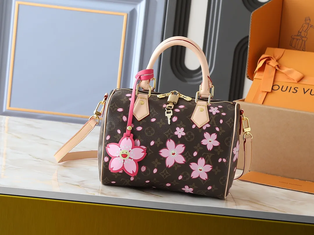 💰240💰Upgraded from the original M14174 M40390. This Speedy Bandoulière 25 handbag is from the Louis Vuitton Cow leather constructed Toron handles and removable leather shoulder strap, dual zippers and padlock keep personal belongings safe and secure. Dimensions: 25.0 x 19.0 x 15.0 cm (length x height x width)