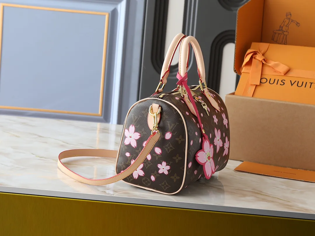💰240💰Upgraded from the original M14174 M40390. This Speedy Bandoulière 25 handbag is from the Louis Vuitton Cow leather constructed Toron handles and removable leather shoulder strap, dual zippers and padlock keep personal belongings safe and secure. Dimensions: 25.0 x 19.0 x 15.0 cm (length x height x width)