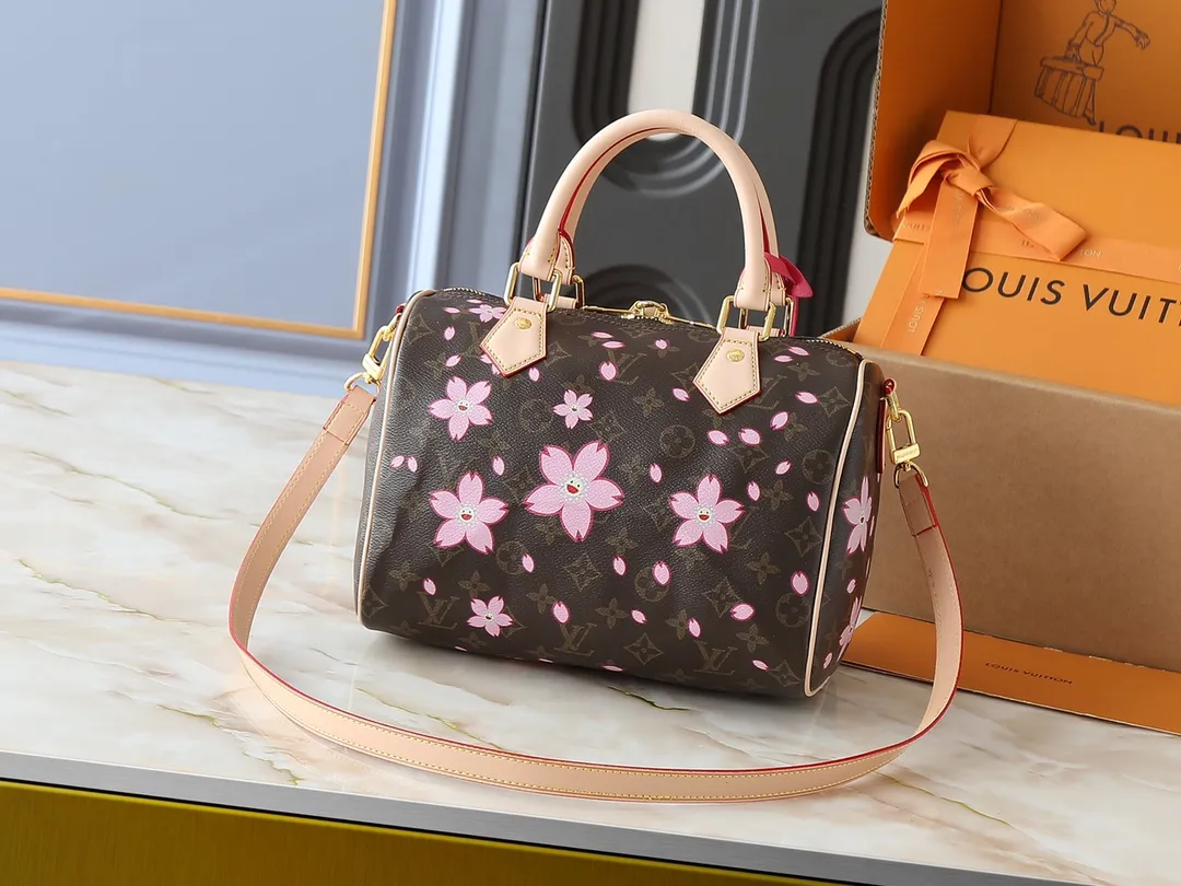 💰240💰Upgraded from the original M14174 M40390. This Speedy Bandoulière 25 handbag is from the Louis Vuitton Cow leather constructed Toron handles and removable leather shoulder strap, dual zippers and padlock keep personal belongings safe and secure. Dimensions: 25.0 x 19.0 x 15.0 cm (length x height x width)