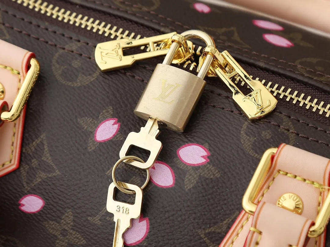 💰240💰Upgraded from the original M14174 M40390. This Speedy Bandoulière 25 handbag is from the Louis Vuitton Cow leather constructed Toron handles and removable leather shoulder strap, dual zippers and padlock keep personal belongings safe and secure. Dimensions: 25.0 x 19.0 x 15.0 cm (length x height x width)