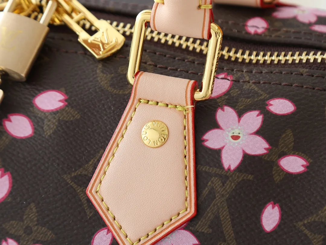 💰240💰Upgraded from the original M14174 M40390. This Speedy Bandoulière 25 handbag is from the Louis Vuitton Cow leather constructed Toron handles and removable leather shoulder strap, dual zippers and padlock keep personal belongings safe and secure. Dimensions: 25.0 x 19.0 x 15.0 cm (length x height x width)