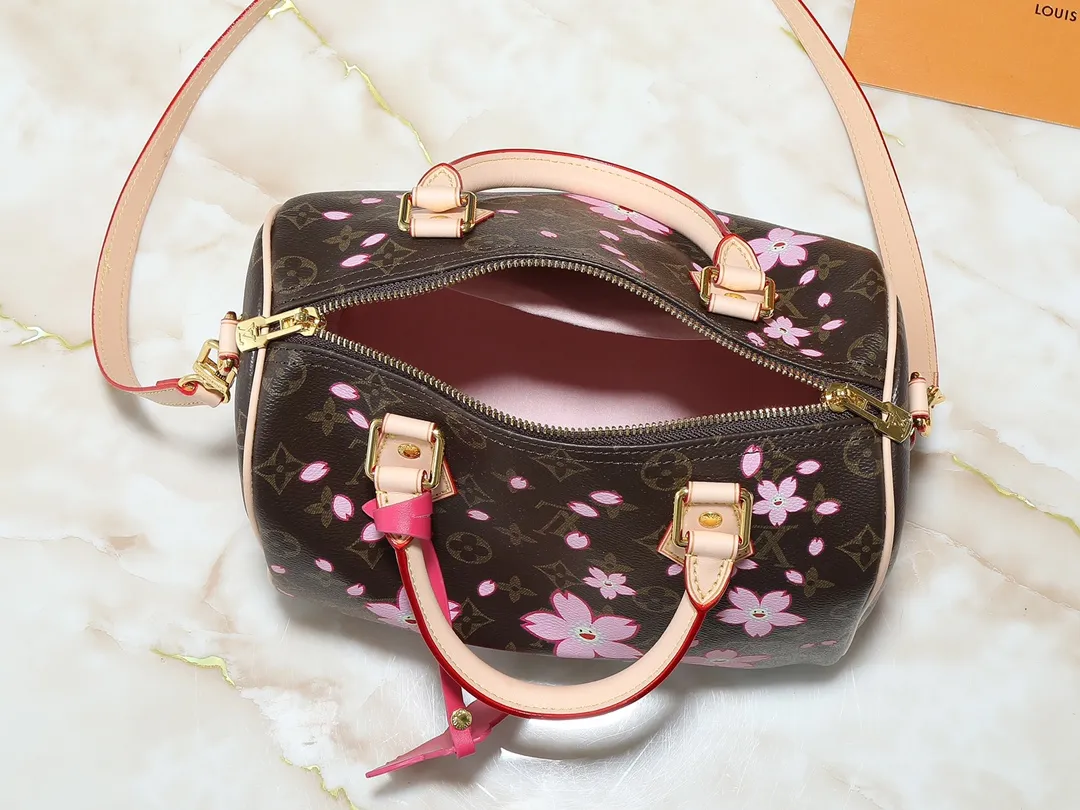 💰240💰Upgraded from the original M14174 M40390. This Speedy Bandoulière 25 handbag is from the Louis Vuitton Cow leather constructed Toron handles and removable leather shoulder strap, dual zippers and padlock keep personal belongings safe and secure. Dimensions: 25.0 x 19.0 x 15.0 cm (length x height x width)