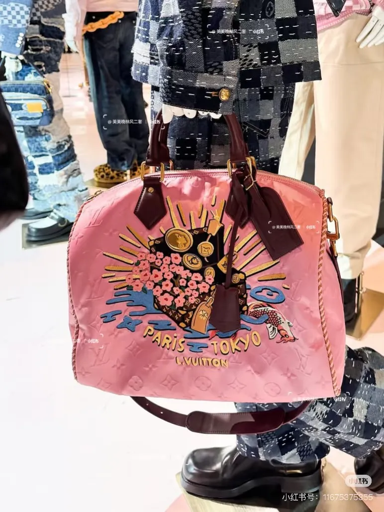 Batch 320💰M10660 M13344 This Speedy Soft 30 handbag uses retro touches to interpret the Monogram Dune elements, with aircraft-shaped decoration and collage-effect labels, paying tribute to the design of the Gaston Louis Vuitton collection series. The long handle makes it easy to carry on the shoulder, making it a great travel companion. 30.0 x 21.0 x 17.0 cm (length x height x width)