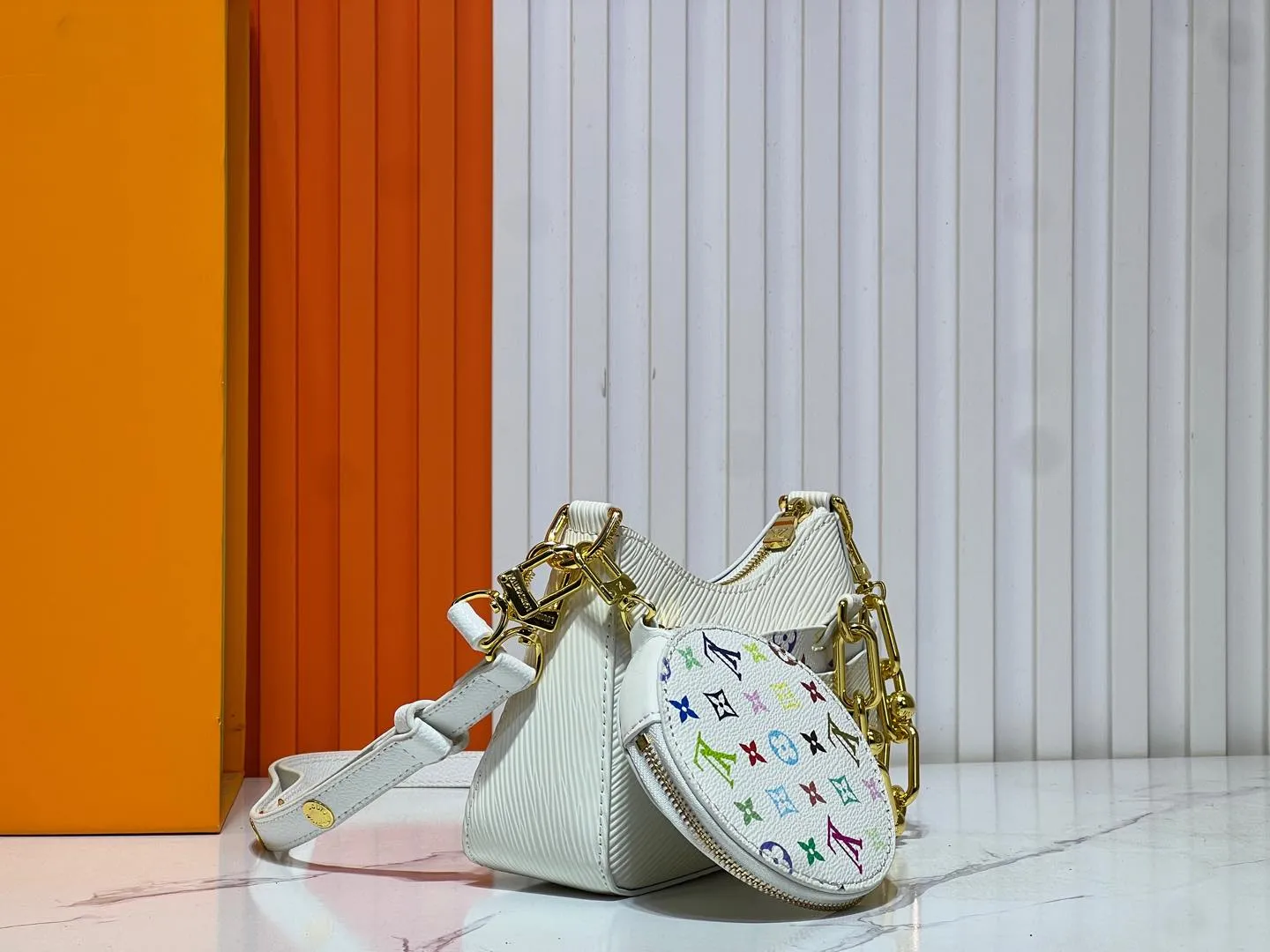 Batch 240💰M13099 This Marellini handbag is made of rich-textured Epi leather to create a delicate structure with ample space to store daily necessities such as smartphones. The round coin purse and mirror are both made of the colorful Monogram canvas from the Louis Vuitton x Takashi Murakami collaboration series, and are fixed to the bag body with a rough metal chain. Size: 19x13.5x6.5cm