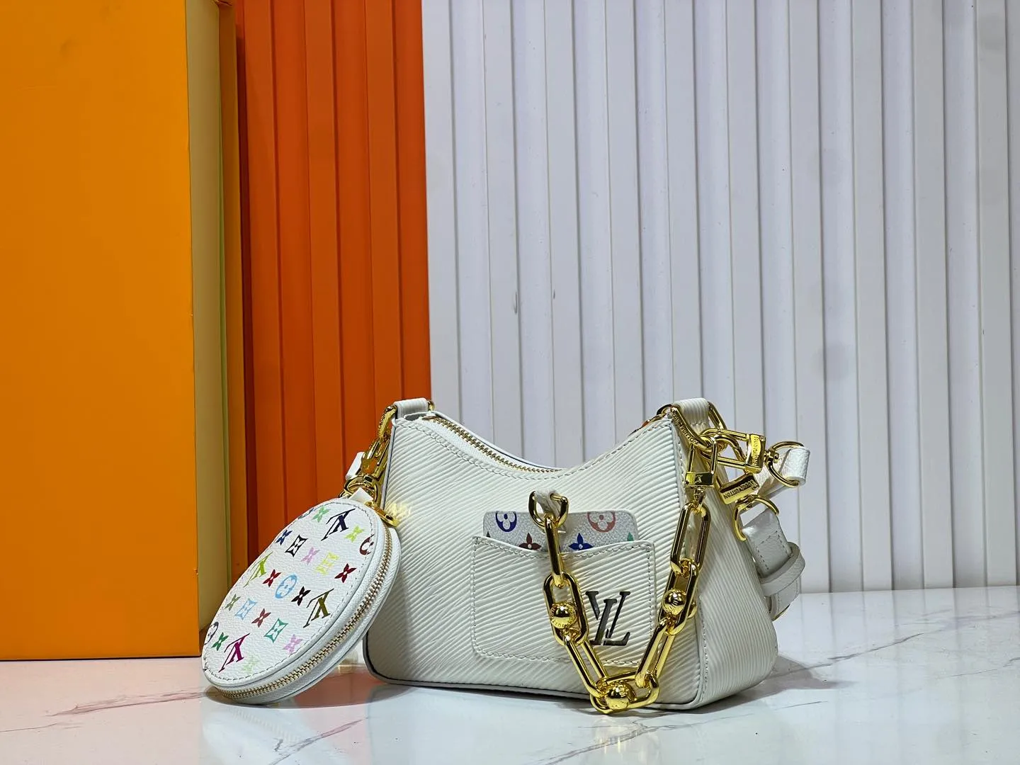 Batch 240💰M13099 This Marellini handbag is made of rich-textured Epi leather to create a delicate structure with ample space to store daily necessities such as smartphones. The round coin purse and mirror are both made of the colorful Monogram canvas from the Louis Vuitton x Takashi Murakami collaboration series, and are fixed to the bag body with a rough metal chain. Size: 19x13.5x6.5cm