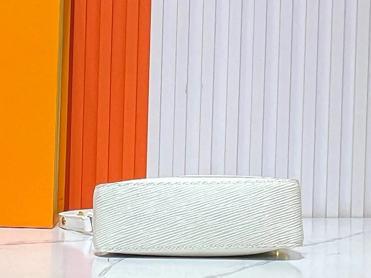 Batch 240💰M13099 This Marellini handbag is made of rich-textured Epi leather to create a delicate structure with ample space to store daily necessities such as smartphones. The round coin purse and mirror are both made of the colorful Monogram canvas from the Louis Vuitton x Takashi Murakami collaboration series, and are fixed to the bag body with a rough metal chain. Size: 19x13.5x6.5cm