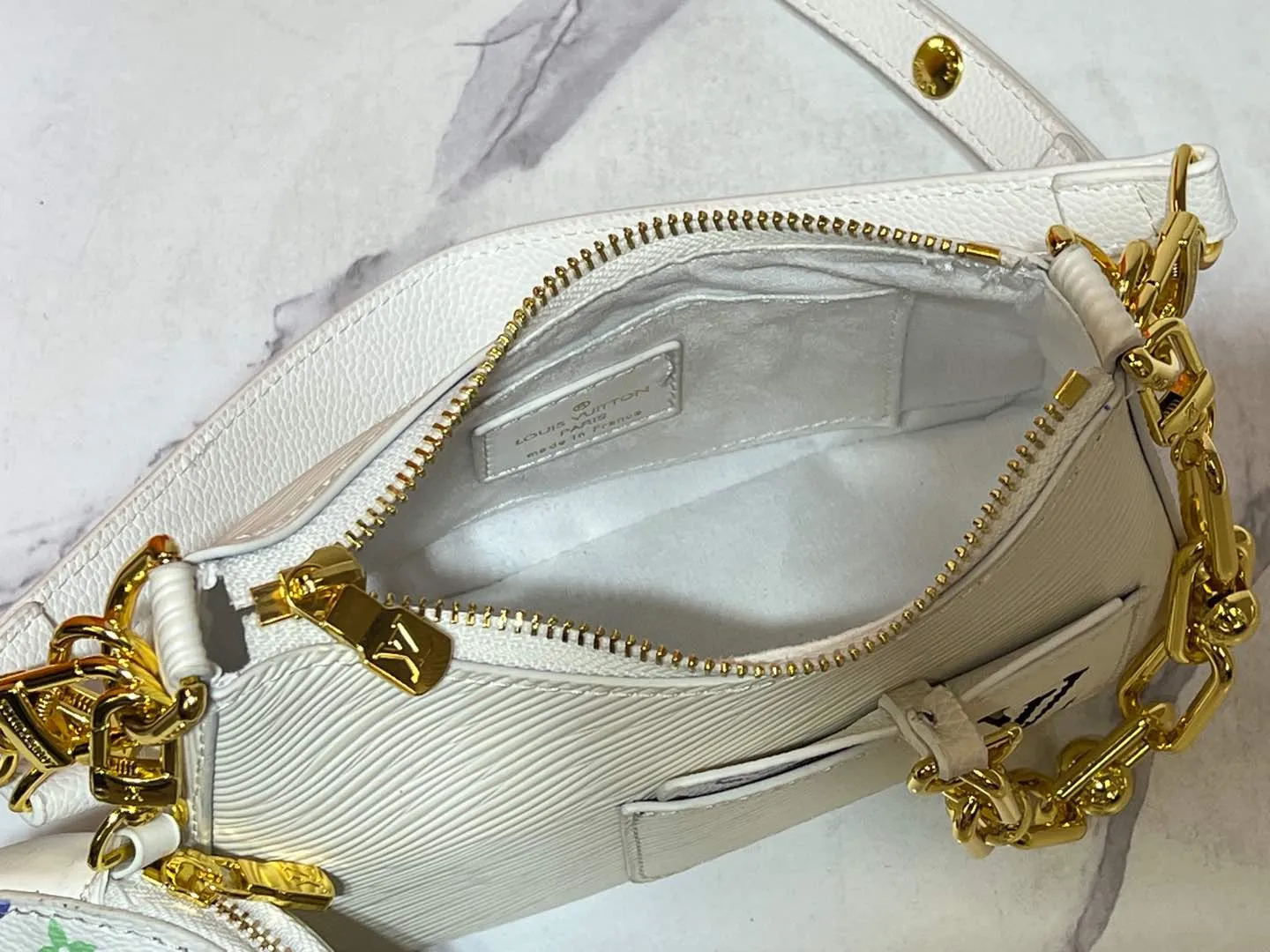 Batch 240💰M13099 This Marellini handbag is made of rich-textured Epi leather to create a delicate structure with ample space to store daily necessities such as smartphones. The round coin purse and mirror are both made of the colorful Monogram canvas from the Louis Vuitton x Takashi Murakami collaboration series, and are fixed to the bag body with a rough metal chain. Size: 19x13.5x6.5cm