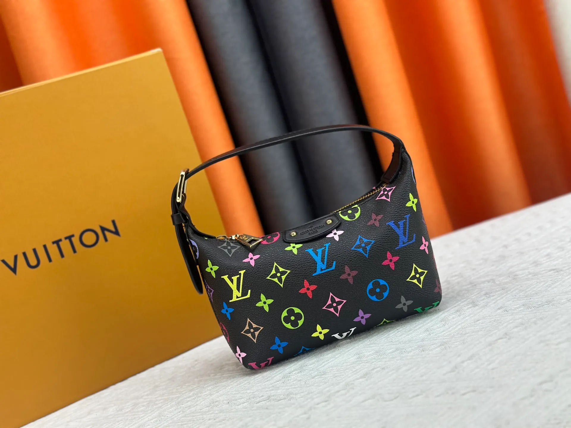 P260 [Official latest model] (Real shot and version matching method) M82949 lv Murakami Takashi co-branded NANOSPEEDY handbag This Nano Speedy handbag combines Monogram canvas and cow leather trim printing, with 33 colorful colors to interpret white, three-color and black three-color. It has been launched in twelve sections and is very popular around the world and is loved by celebrities and celebrities. 20.5 x 6 x 16 cm (length x height x width)
