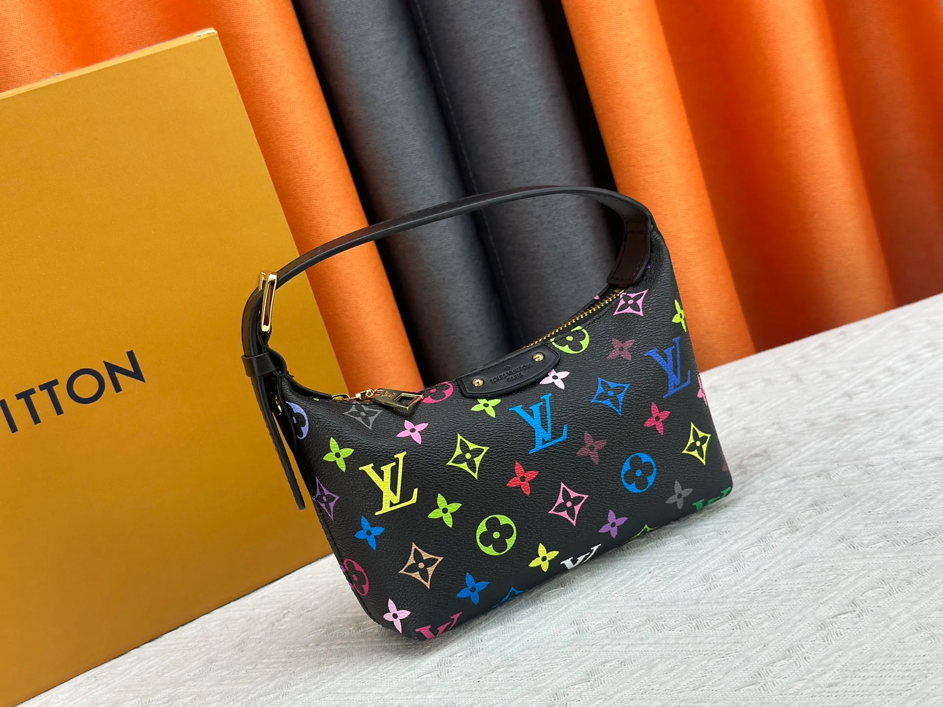 P260 [Official latest model] (Real shot and version matching method) M82949 lv Murakami Takashi co-branded NANOSPEEDY handbag This Nano Speedy handbag combines Monogram canvas and cow leather trim printing, with 33 colorful colors to interpret white, three-color and black three-color. It has been launched in twelve sections and is very popular around the world and is loved by celebrities and celebrities. 20.5 x 6 x 16 cm (length x height x width)