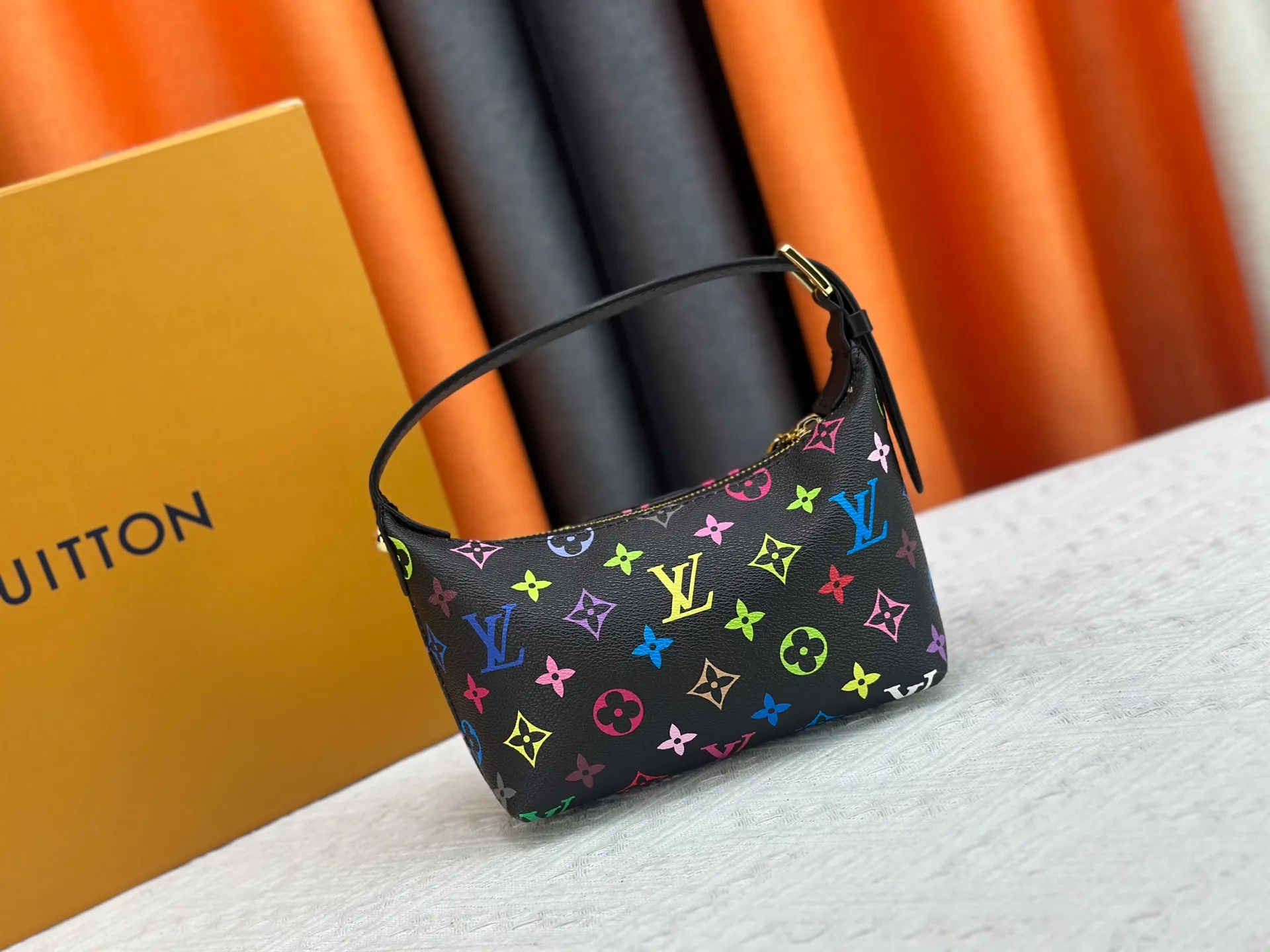 P260 [Official latest model] (Real shot and version matching method) M82949 lv Murakami Takashi co-branded NANOSPEEDY handbag This Nano Speedy handbag combines Monogram canvas and cow leather trim printing, with 33 colorful colors to interpret white, three-color and black three-color. It has been launched in twelve sections and is very popular around the world and is loved by celebrities and celebrities. 20.5 x 6 x 16 cm (length x height x width)