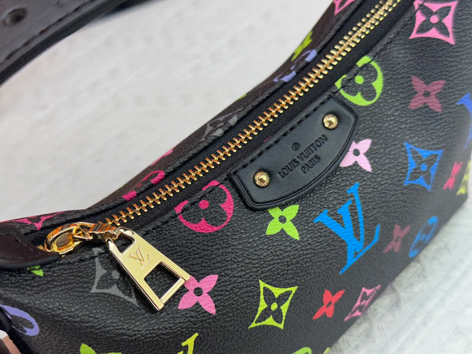P260 [Official latest model] (Real shot and version matching method) M82949 lv Murakami Takashi co-branded NANOSPEEDY handbag This Nano Speedy handbag combines Monogram canvas and cow leather trim printing, with 33 colorful colors to interpret white, three-color and black three-color. It has been launched in twelve sections and is very popular around the world and is loved by celebrities and celebrities. 20.5 x 6 x 16 cm (length x height x width)