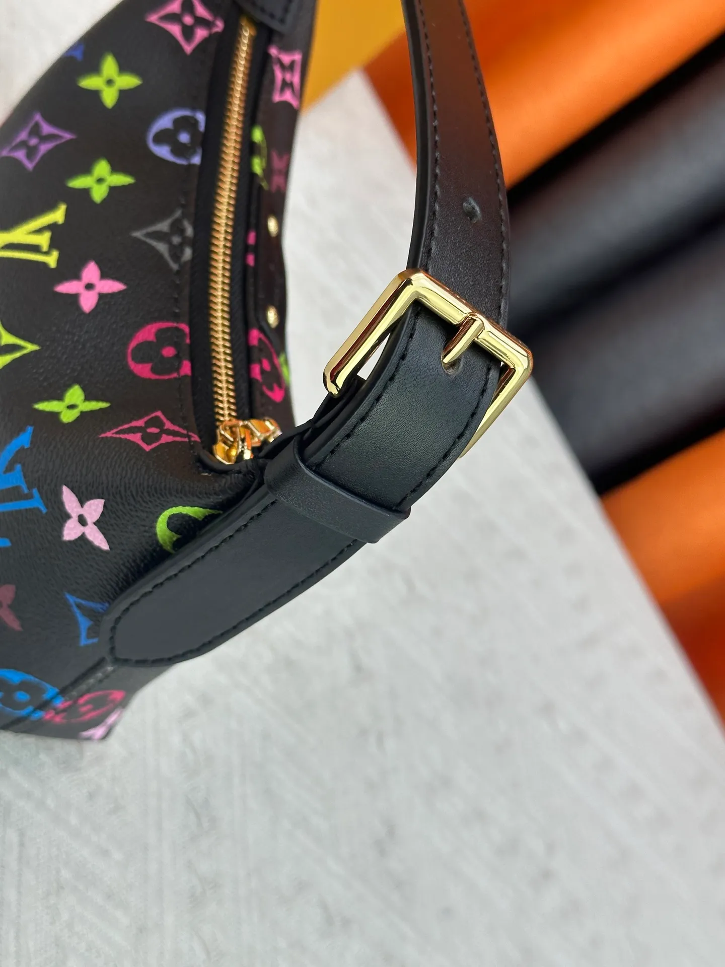 P260 [Official latest model] (Real shot and version matching method) M82949 lv Murakami Takashi co-branded NANOSPEEDY handbag This Nano Speedy handbag combines Monogram canvas and cow leather trim printing, with 33 colorful colors to interpret white, three-color and black three-color. It has been launched in twelve sections and is very popular around the world and is loved by celebrities and celebrities. 20.5 x 6 x 16 cm (length x height x width)