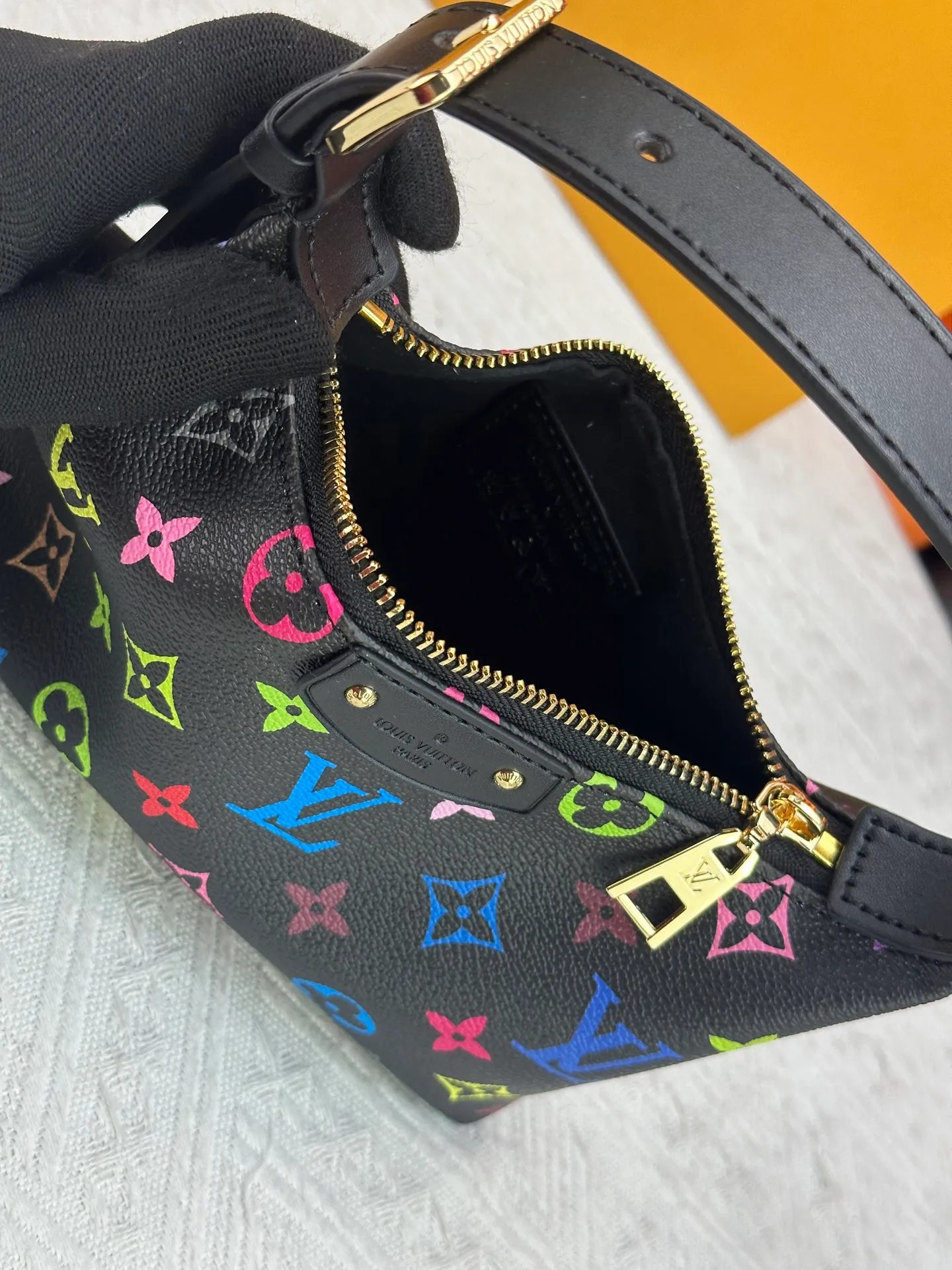 P260 [Official latest model] (Real shot and version matching method) M82949 lv Murakami Takashi co-branded NANOSPEEDY handbag This Nano Speedy handbag combines Monogram canvas and cow leather trim printing, with 33 colorful colors to interpret white, three-color and black three-color. It has been launched in twelve sections and is very popular around the world and is loved by celebrities and celebrities. 20.5 x 6 x 16 cm (length x height x width)