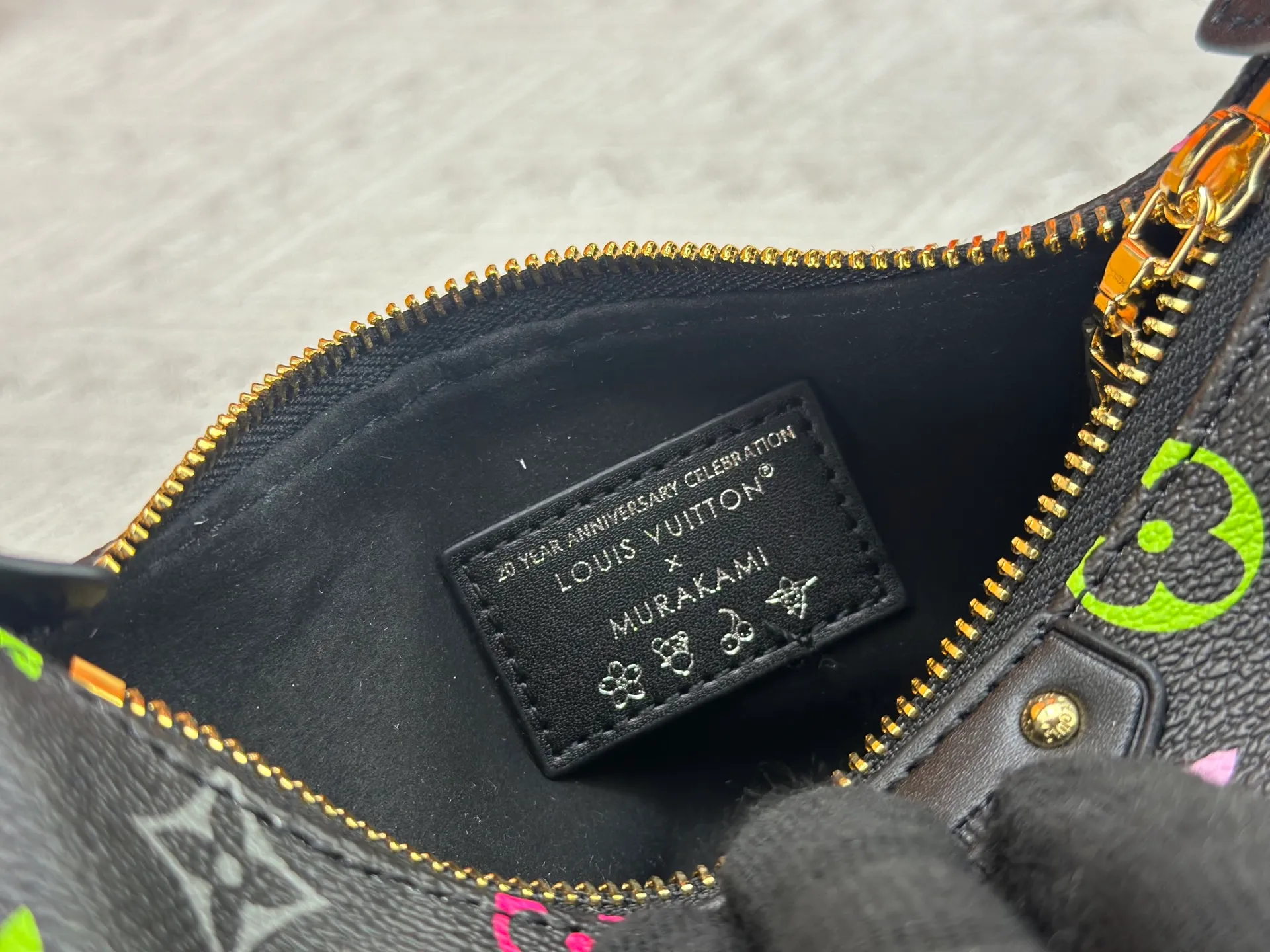 P260 [Official latest model] (Real shot and version matching method) M82949 lv Murakami Takashi co-branded NANOSPEEDY handbag This Nano Speedy handbag combines Monogram canvas and cow leather trim printing, with 33 colorful colors to interpret white, three-color and black three-color. It has been launched in twelve sections and is very popular around the world and is loved by celebrities and celebrities. 20.5 x 6 x 16 cm (length x height x width)
