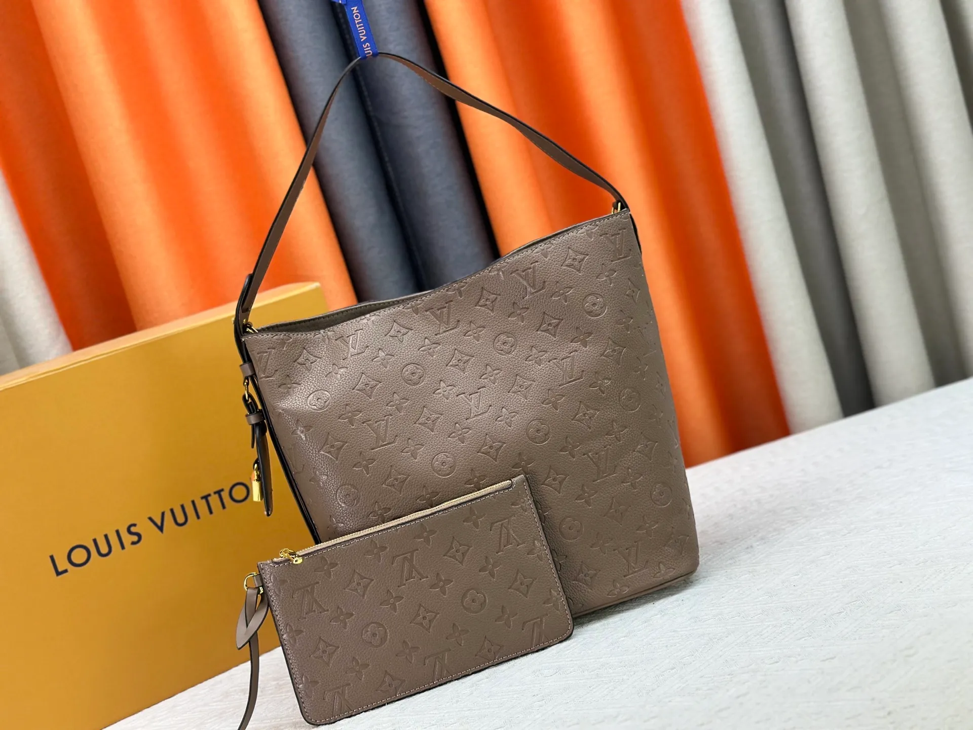 P240 upgraded original M25823 M12925 M12926 M13480 M13044 M14356 M13045 M13089 This All In handbag is made of Monogram cow leather with shiny metal parts, and the iconic padlock and nameplate highlight the classic style. The adjustable shoulder strap continues the brand's trunk-making heritage, and the leather shoulder strap adds cross-body and shoulder carry options. The foldable design enables the silhouette to be retracted and retracted freely, providing ample space for daily use. 30.0 x 25.0 x 17.0 cm (length x height x width)
