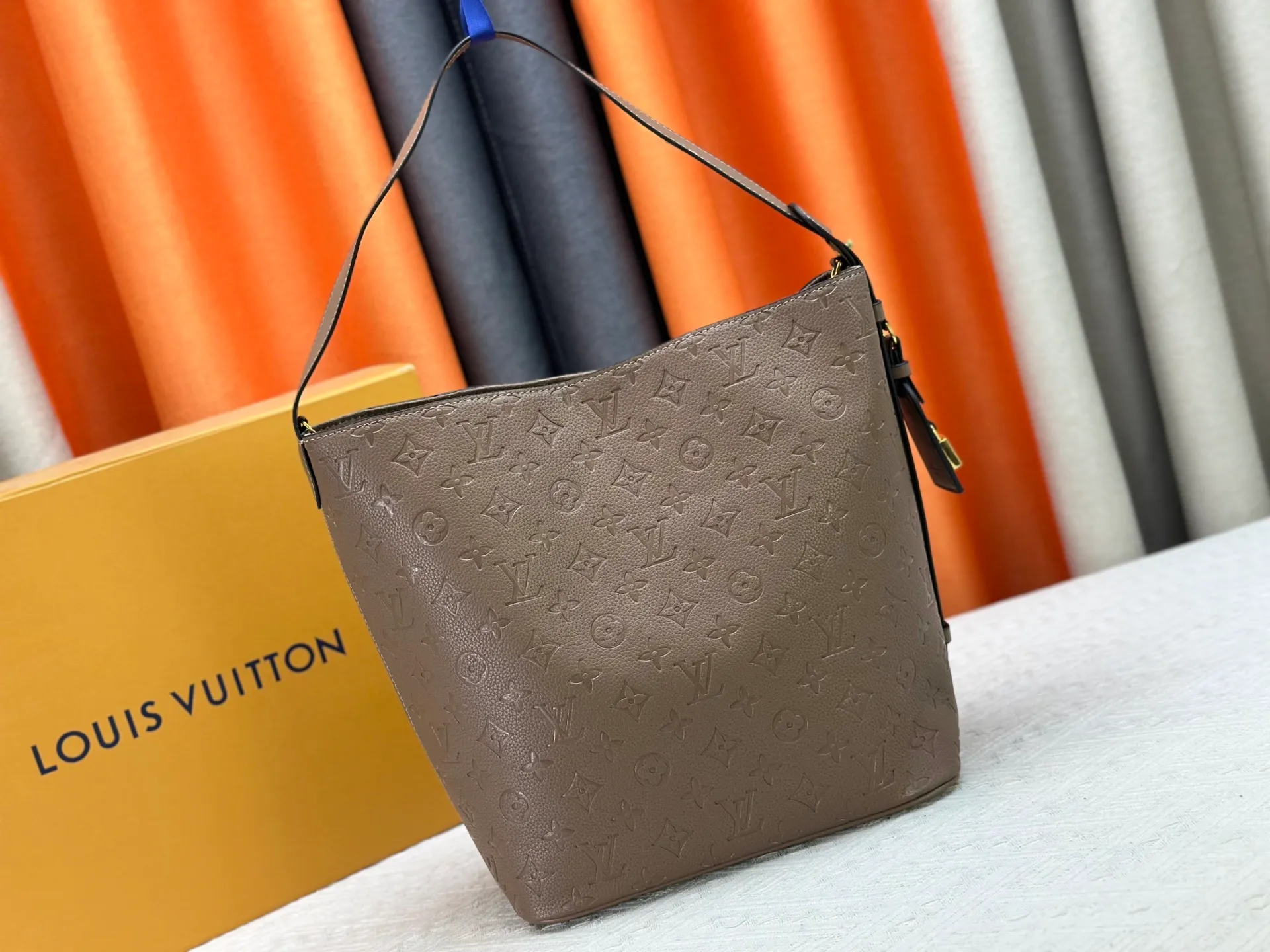 P240 upgraded original M25823 M12925 M12926 M13480 M13044 M14356 M13045 M13089 This All In handbag is made of Monogram cow leather with shiny metal parts, and the iconic padlock and nameplate highlight the classic style. The adjustable shoulder strap continues the brand's trunk-making heritage, and the leather shoulder strap adds cross-body and shoulder carry options. The foldable design enables the silhouette to be retracted and retracted freely, providing ample space for daily use. 30.0 x 25.0 x 17.0 cm (length x height x width)