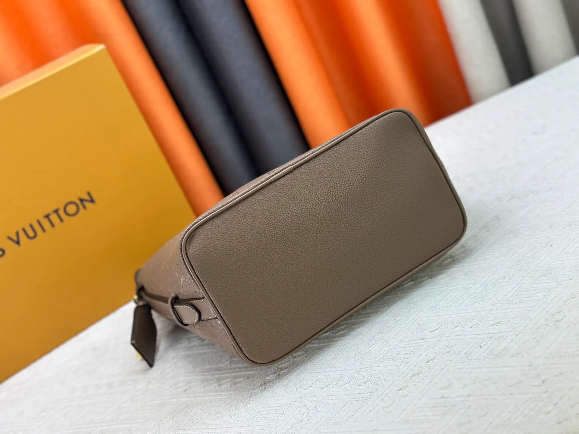 P240 upgraded original M25823 M12925 M12926 M13480 M13044 M14356 M13045 M13089 This All In handbag is made of Monogram cow leather with shiny metal parts, and the iconic padlock and nameplate highlight the classic style. The adjustable shoulder strap continues the brand's trunk-making heritage, and the leather shoulder strap adds cross-body and shoulder carry options. The foldable design enables the silhouette to be retracted and retracted freely, providing ample space for daily use. 30.0 x 25.0 x 17.0 cm (length x height x width)