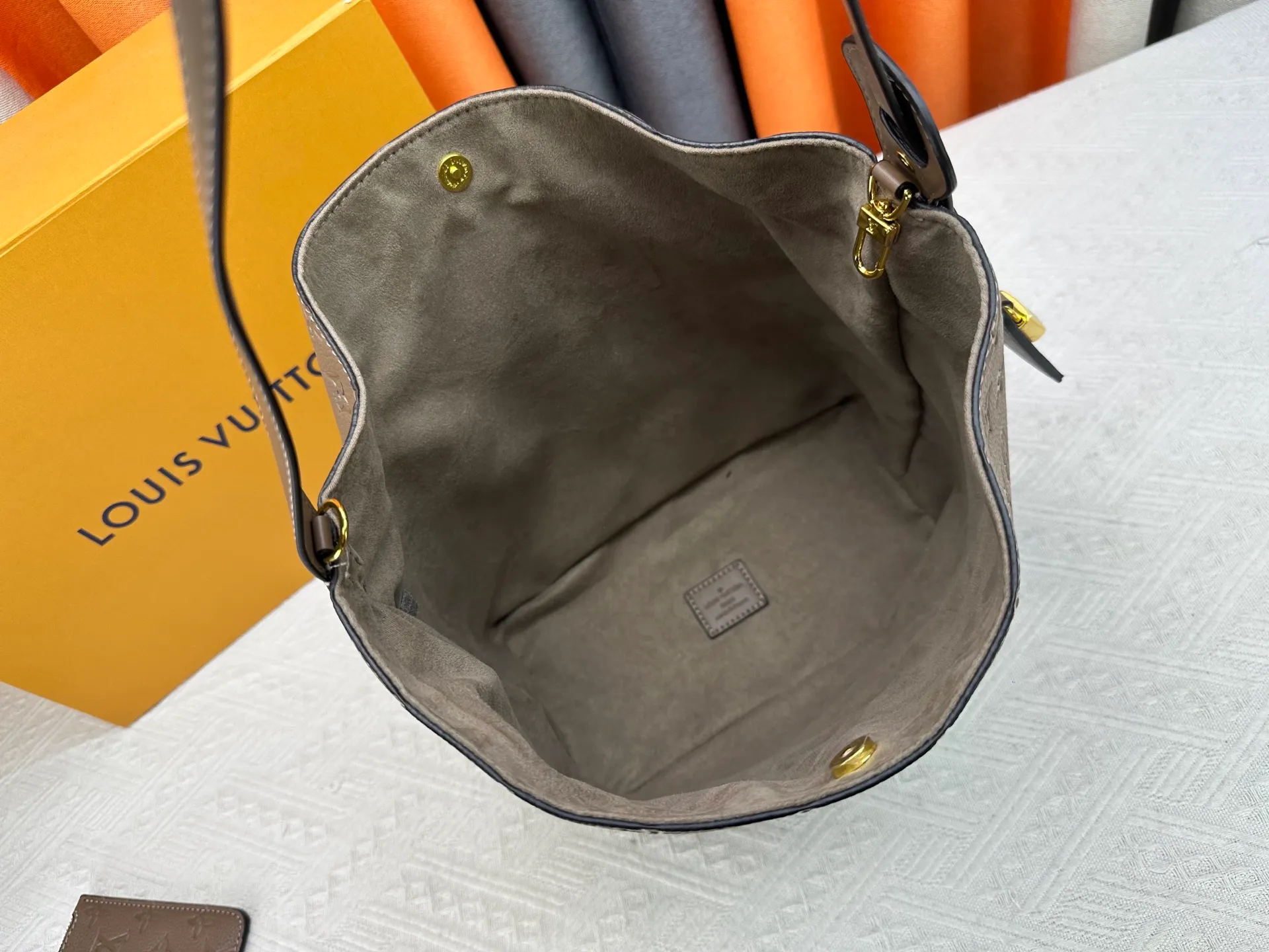 P240 upgraded original M25823 M12925 M12926 M13480 M13044 M14356 M13045 M13089 This All In handbag is made of Monogram cow leather with shiny metal parts, and the iconic padlock and nameplate highlight the classic style. The adjustable shoulder strap continues the brand's trunk-making heritage, and the leather shoulder strap adds cross-body and shoulder carry options. The foldable design enables the silhouette to be retracted and retracted freely, providing ample space for daily use. 30.0 x 25.0 x 17.0 cm (length x height x width)