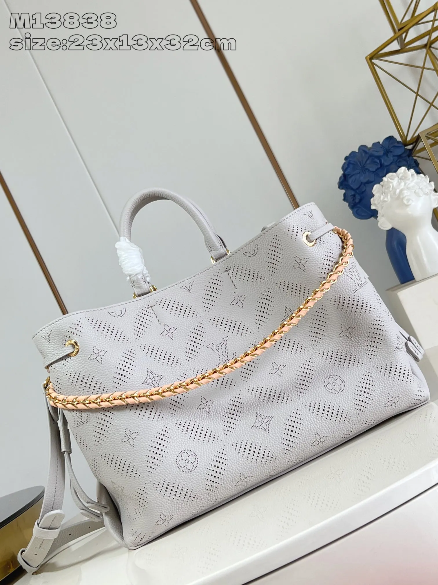 💰1500 (top layer leather) Top original item [Exclusive real shot M13838 gray] This Bella Tote handbag cleverly integrates the new season Mahina Bloom elements into fine cow leather, with a contrasting lining that can be seen through the perforated Monogram flowers, and a unique detachable chain. The classic structure has various carrying methods and can easily store tablets and headphones. 23 x 13 x 32 cm (height x width x length)