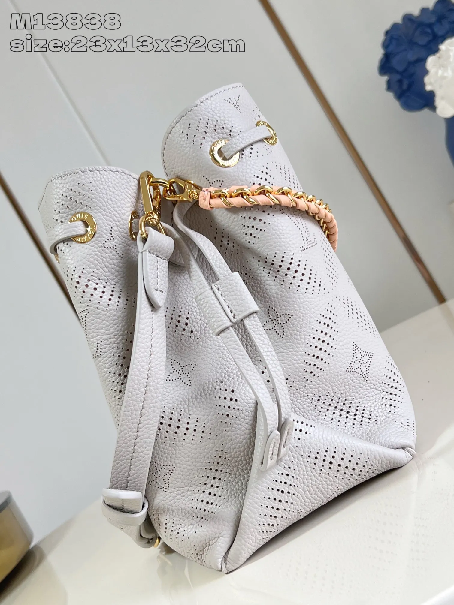 💰1500 (top layer leather) Top original item [Exclusive real shot M13838 gray] This Bella Tote handbag cleverly integrates the new season Mahina Bloom elements into fine cow leather, with a contrasting lining that can be seen through the perforated Monogram flowers, and a unique detachable chain. The classic structure has various carrying methods and can easily store tablets and headphones. 23 x 13 x 32 cm (height x width x length)