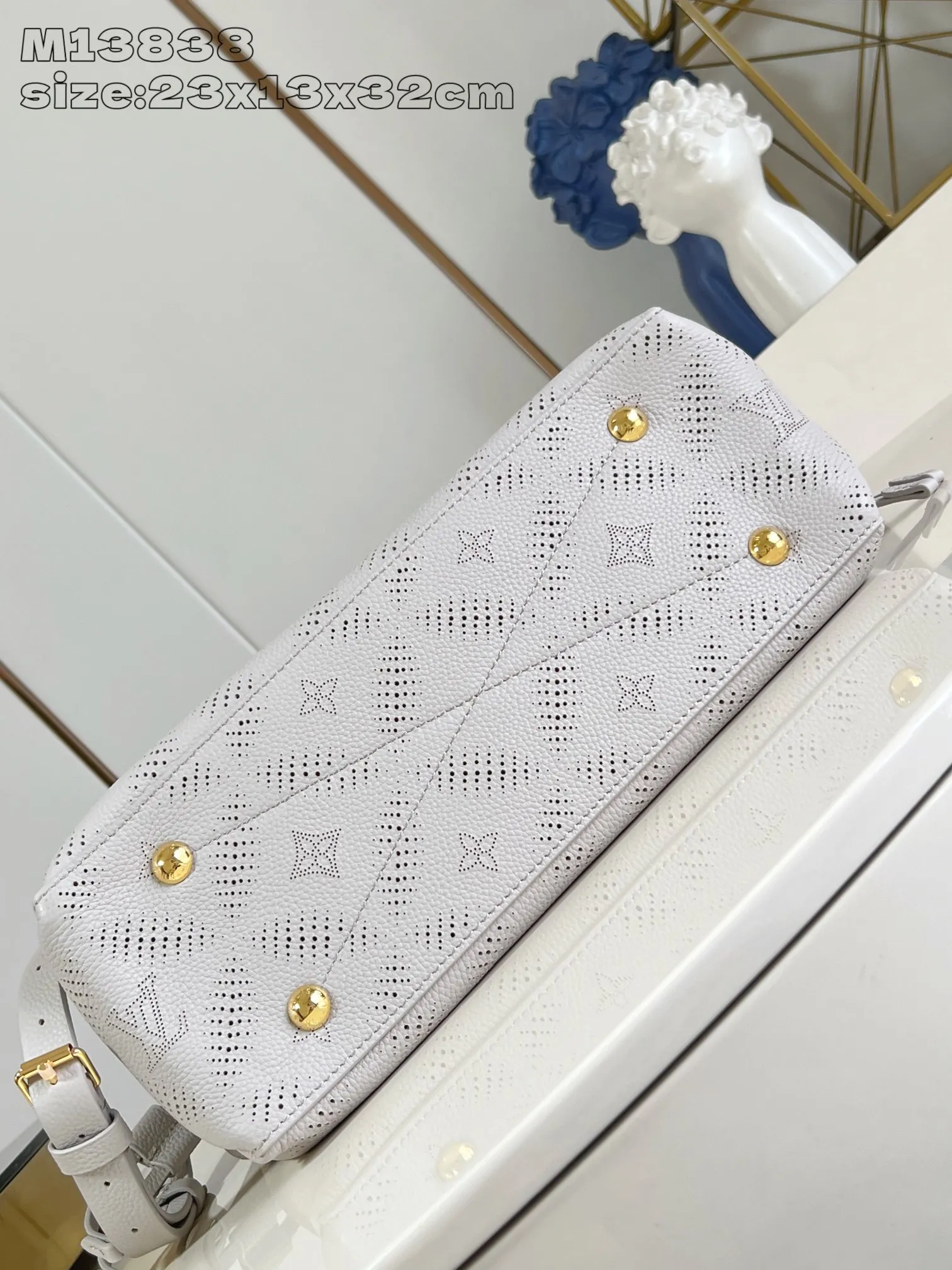 💰1500 (top layer leather) Top original item [Exclusive real shot M13838 gray] This Bella Tote handbag cleverly integrates the new season Mahina Bloom elements into fine cow leather, with a contrasting lining that can be seen through the perforated Monogram flowers, and a unique detachable chain. The classic structure has various carrying methods and can easily store tablets and headphones. 23 x 13 x 32 cm (height x width x length)