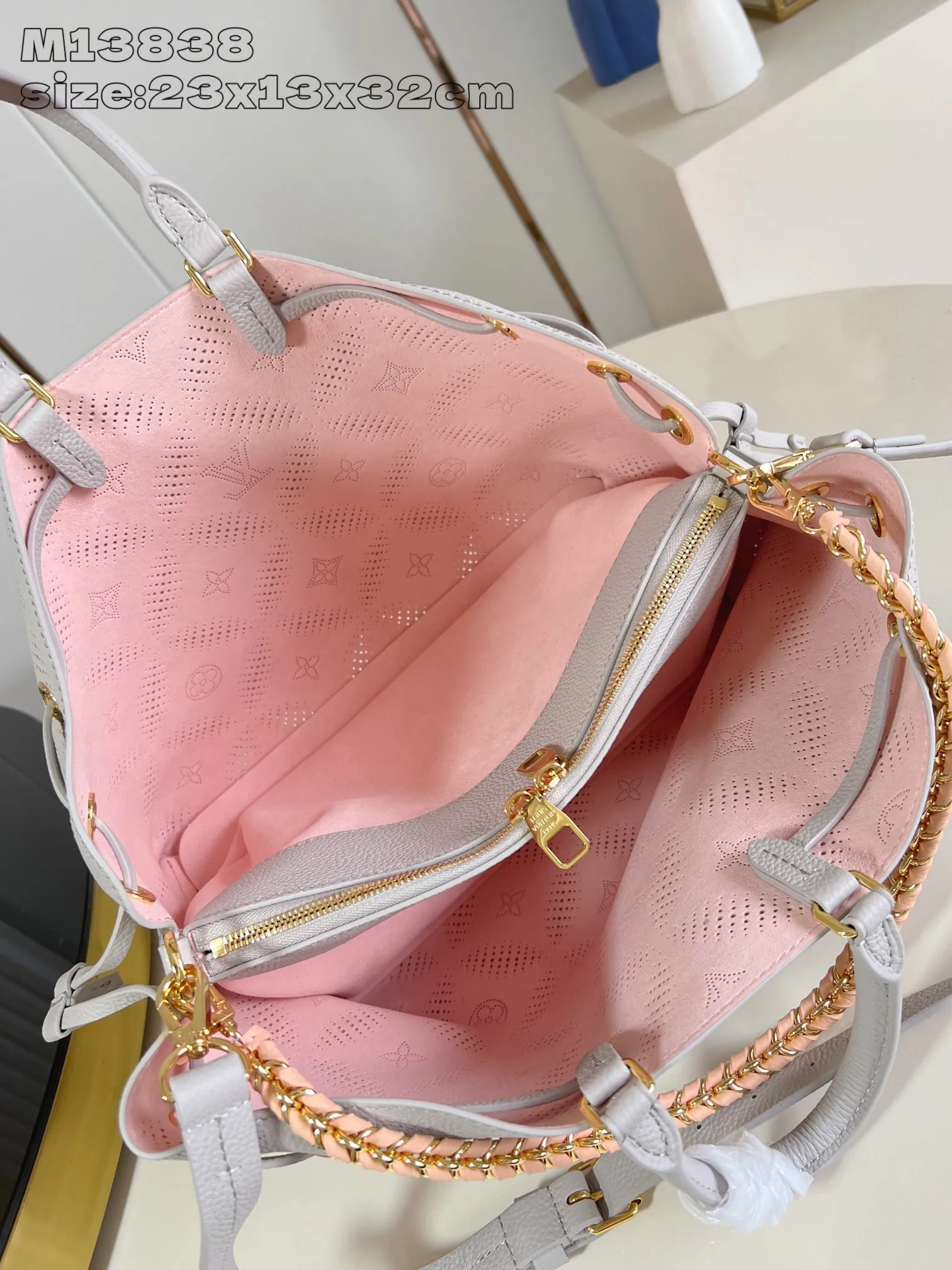 💰1500 (top layer leather) Top original item [Exclusive real shot M13838 gray] This Bella Tote handbag cleverly integrates the new season Mahina Bloom elements into fine cow leather, with a contrasting lining that can be seen through the perforated Monogram flowers, and a unique detachable chain. The classic structure has various carrying methods and can easily store tablets and headphones. 23 x 13 x 32 cm (height x width x length)