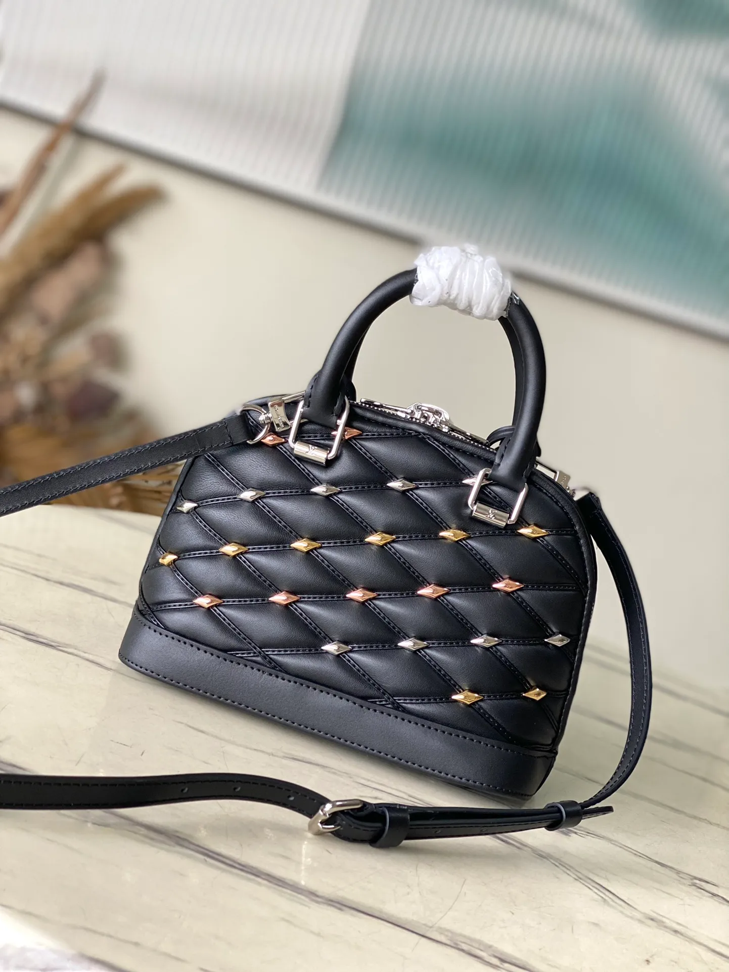 💰1180 (top-grain leather) Top-quality original order M24153 Black This Alma BB handbag is made of rhombus sheepskin with bright diamond-shaped studs, which cleverly pays homage to the stitched interior design of the brand's hard luggage. Silver-pressed leather handles and removable and adjustable shoulder strap allow for comfortable carrying. Dimensions: 23.5 × 17.5 × 11.5 cm