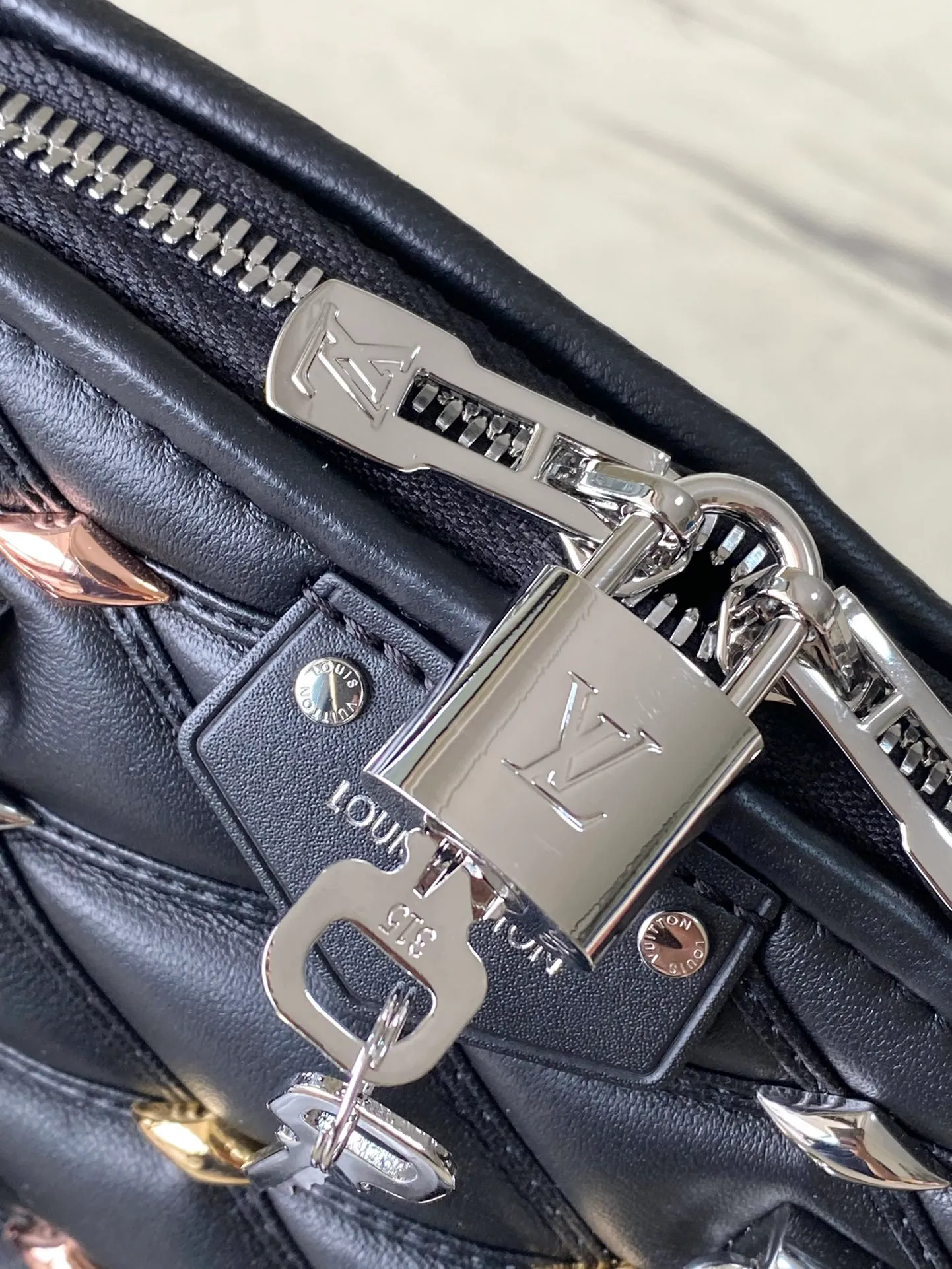 💰1180 (top-grain leather) Top-quality original order M24153 Black This Alma BB handbag is made of rhombus sheepskin with bright diamond-shaped studs, which cleverly pays homage to the stitched interior design of the brand's hard luggage. Silver-pressed leather handles and removable and adjustable shoulder strap allow for comfortable carrying. Dimensions: 23.5 × 17.5 × 11.5 cm