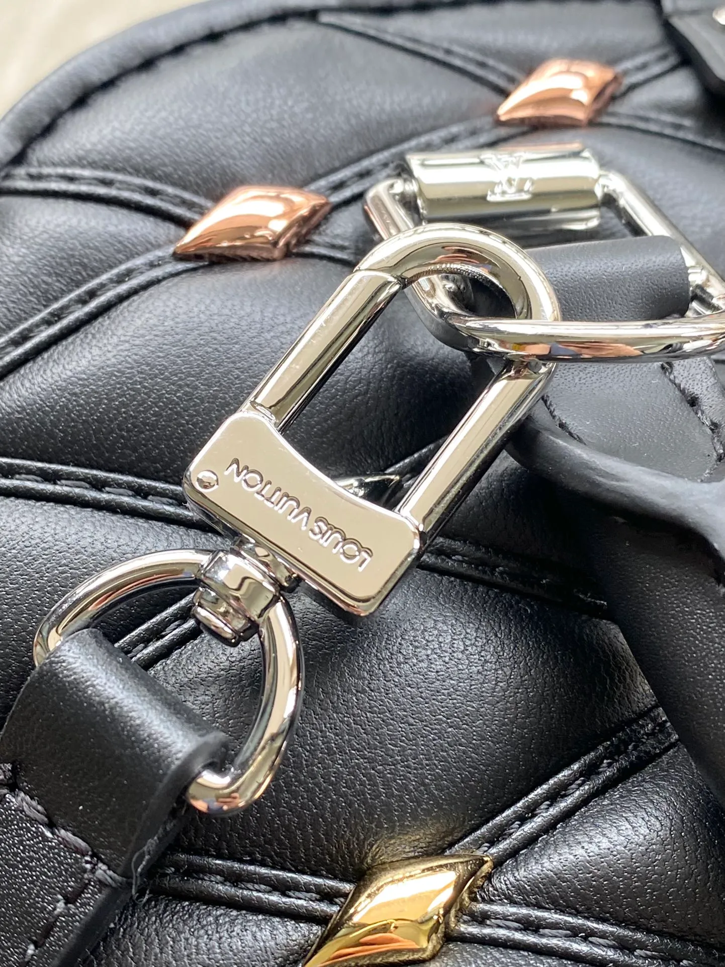 💰1180 (top-grain leather) Top-quality original order M24153 Black This Alma BB handbag is made of rhombus sheepskin with bright diamond-shaped studs, which cleverly pays homage to the stitched interior design of the brand's hard luggage. Silver-pressed leather handles and removable and adjustable shoulder strap allow for comfortable carrying. Dimensions: 23.5 × 17.5 × 11.5 cm