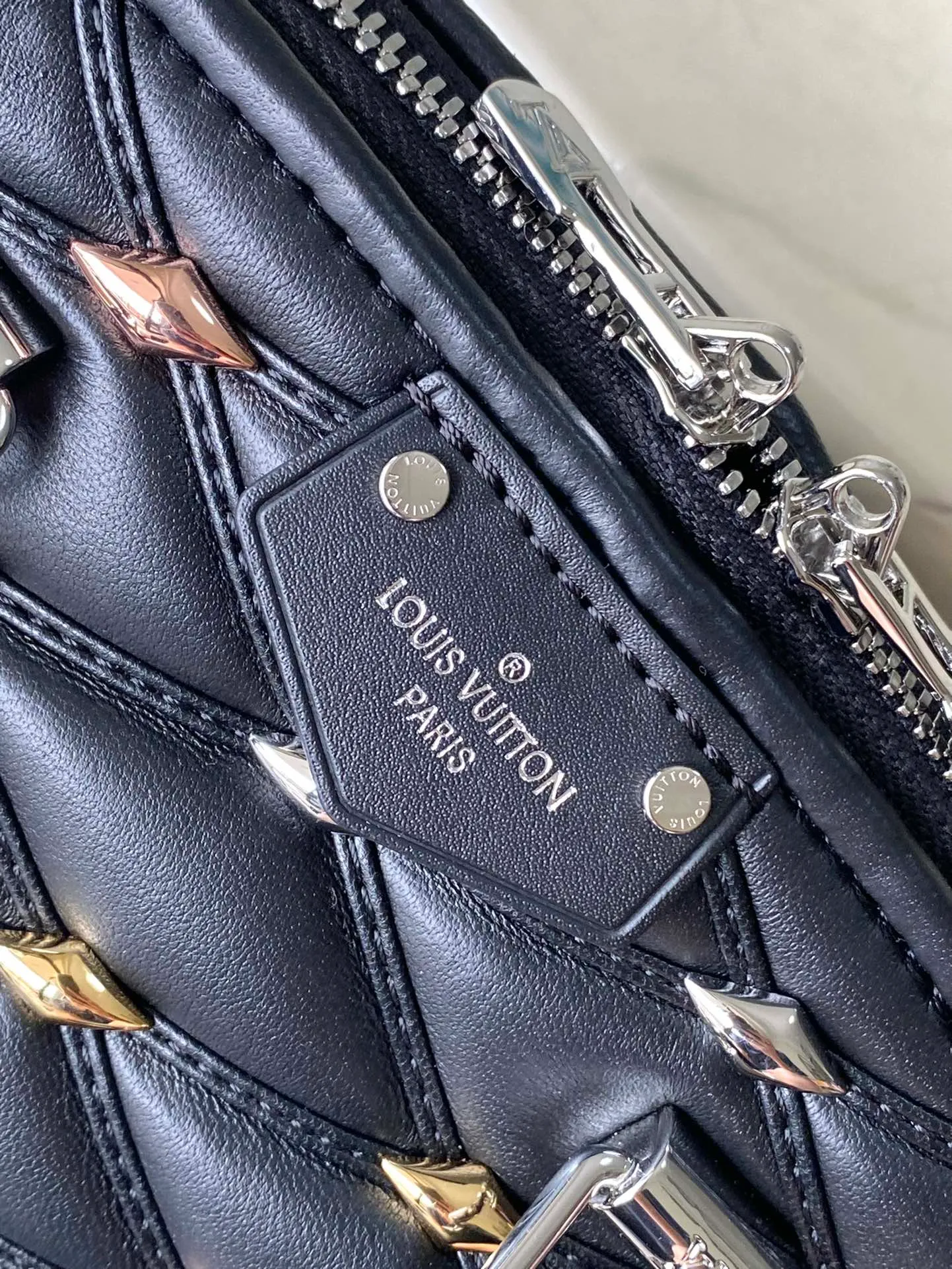 💰1180 (top-grain leather) Top-quality original order M24153 Black This Alma BB handbag is made of rhombus sheepskin with bright diamond-shaped studs, which cleverly pays homage to the stitched interior design of the brand's hard luggage. Silver-pressed leather handles and removable and adjustable shoulder strap allow for comfortable carrying. Dimensions: 23.5 × 17.5 × 11.5 cm