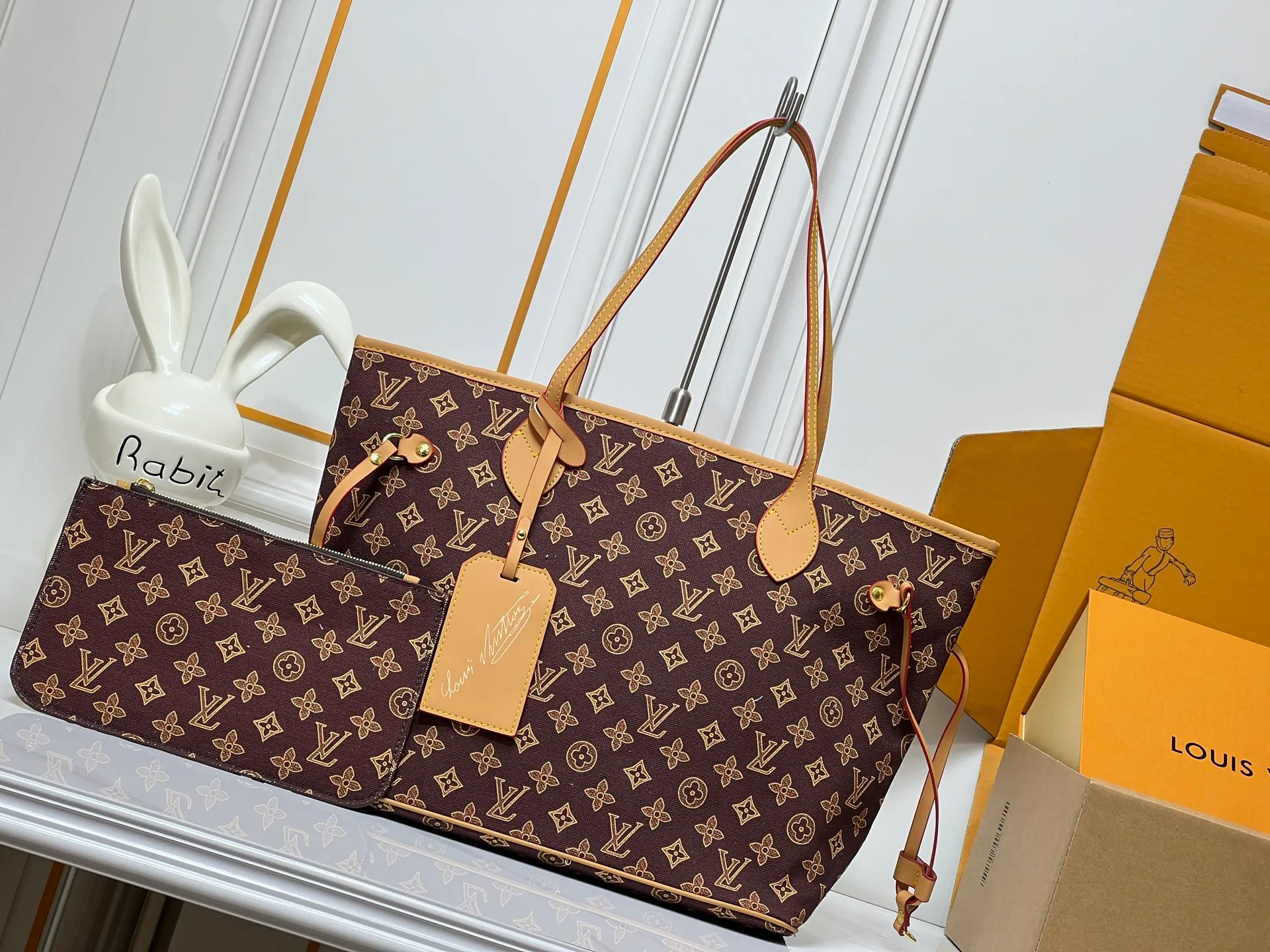Batch 280💰M45685 M40995 M27521💋💋Louis Vuitton’s new Neverfull is a new interpretation of the classic handbag and explore the exquisite details inside the bag. Redesigned interior pockets feature fresh fabric linings and vintage details inspired by the Louis Vuitton archives, most notably the detachable zippered clutch, which can be used on its own as a sophisticated clutch or as an additional pocket. Bright lining tones add a more lively feel to Monogram's classic canvas. Size: 32*29*17 cm