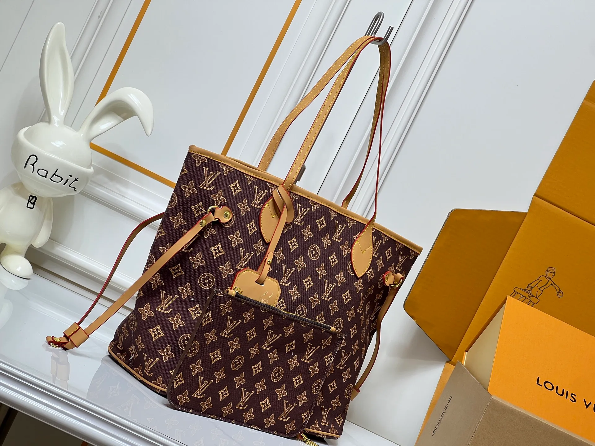Batch 280💰M45685 M40995 M27521💋💋Louis Vuitton’s new Neverfull is a new interpretation of the classic handbag and explore the exquisite details inside the bag. Redesigned interior pockets feature fresh fabric linings and vintage details inspired by the Louis Vuitton archives, most notably the detachable zippered clutch, which can be used on its own as a sophisticated clutch or as an additional pocket. Bright lining tones add a more lively feel to Monogram's classic canvas. Size: 32*29*17 cm