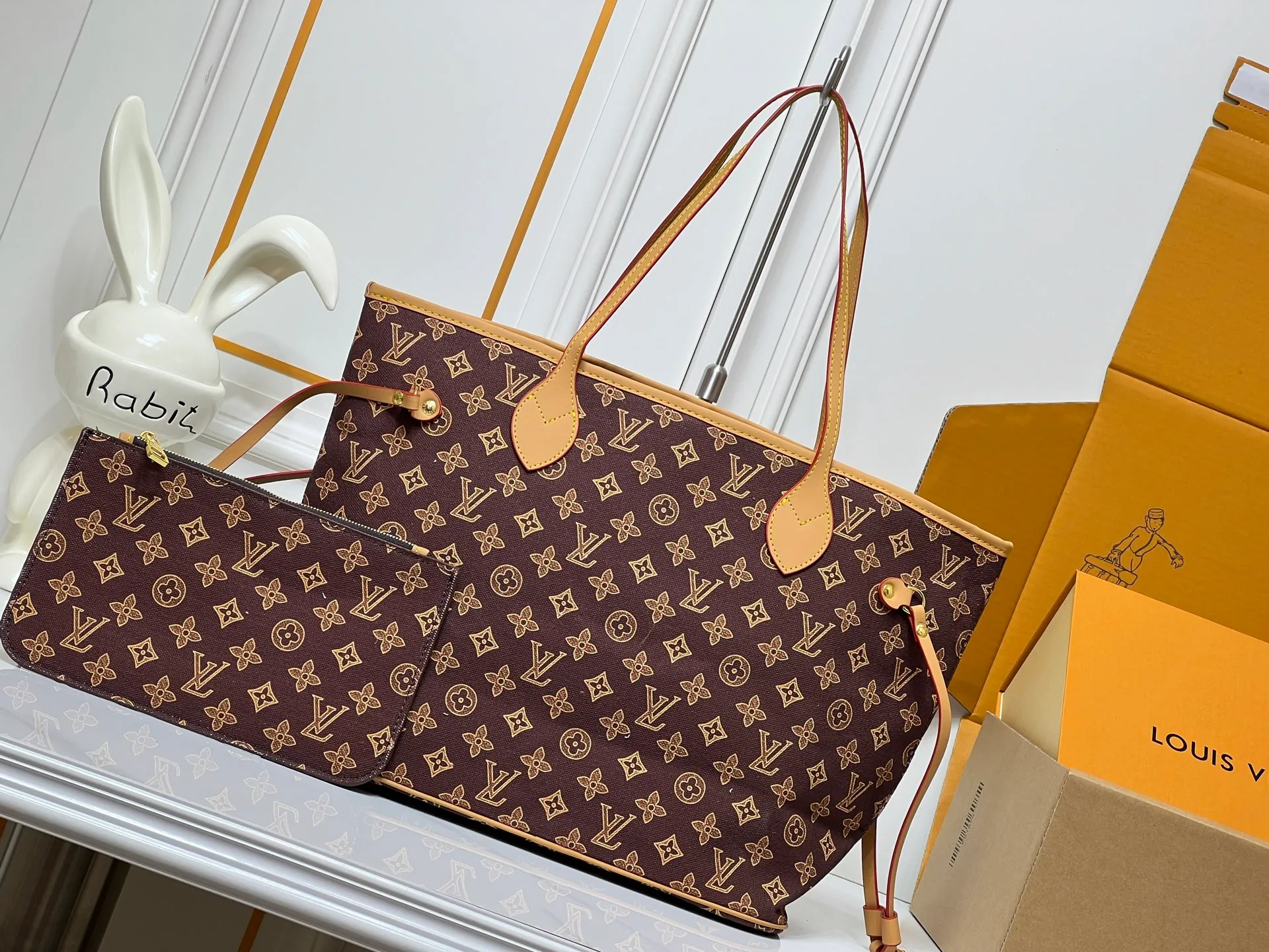 Batch 280💰M45685 M40995 M27521💋💋Louis Vuitton’s new Neverfull is a new interpretation of the classic handbag and explore the exquisite details inside the bag. Redesigned interior pockets feature fresh fabric linings and vintage details inspired by the Louis Vuitton archives, most notably the detachable zippered clutch, which can be used on its own as a sophisticated clutch or as an additional pocket. Bright lining tones add a more lively feel to Monogram's classic canvas. Size: 32*29*17 cm