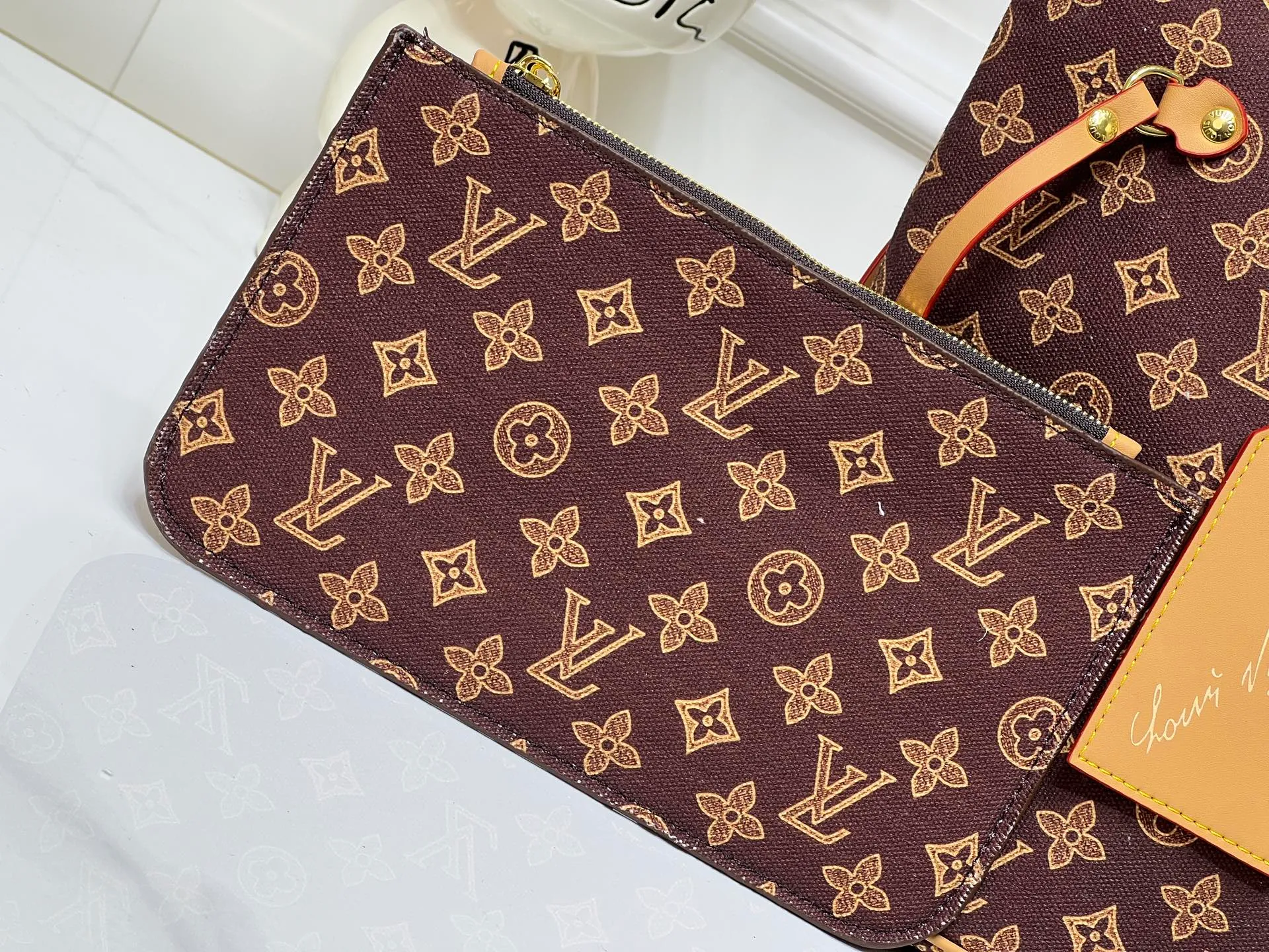 Batch 280💰M45685 M40995 M27521💋💋Louis Vuitton’s new Neverfull is a new interpretation of the classic handbag and explore the exquisite details inside the bag. Redesigned interior pockets feature fresh fabric linings and vintage details inspired by the Louis Vuitton archives, most notably the detachable zippered clutch, which can be used on its own as a sophisticated clutch or as an additional pocket. Bright lining tones add a more lively feel to Monogram's classic canvas. Size: 32*29*17 cm