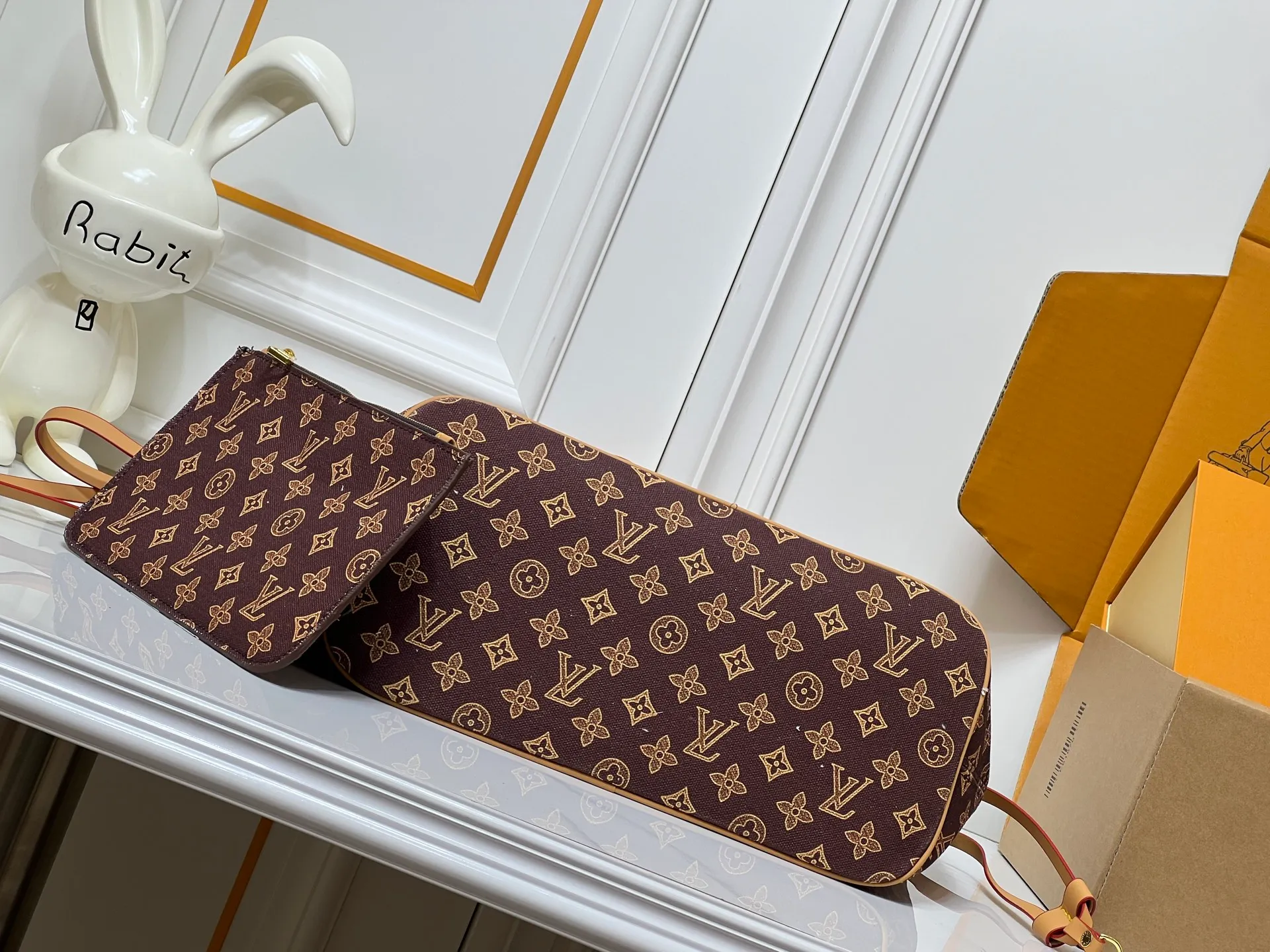 Batch 280💰M45685 M40995 M27521💋💋Louis Vuitton’s new Neverfull is a new interpretation of the classic handbag and explore the exquisite details inside the bag. Redesigned interior pockets feature fresh fabric linings and vintage details inspired by the Louis Vuitton archives, most notably the detachable zippered clutch, which can be used on its own as a sophisticated clutch or as an additional pocket. Bright lining tones add a more lively feel to Monogram's classic canvas. Size: 32*29*17 cm