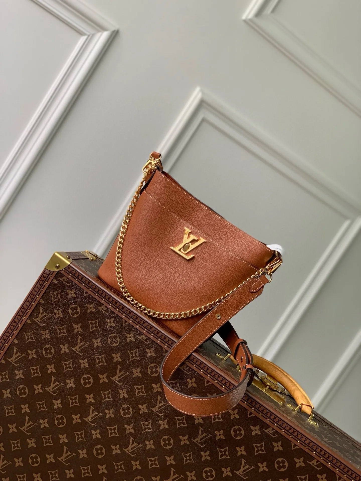 💰1000 (top layer leather) top original single M24006 brown Lock and Walk bucket bag is made of light and comfortable grained cow leather, calmly interpreting French style. The LV twist lock opens the large front compartment for easy access to what you need on the go, and the detachable shoulder strap and chain handle allow for a variety of carrying methods. 20 x 20.5 x 12 cm (length x height x width)