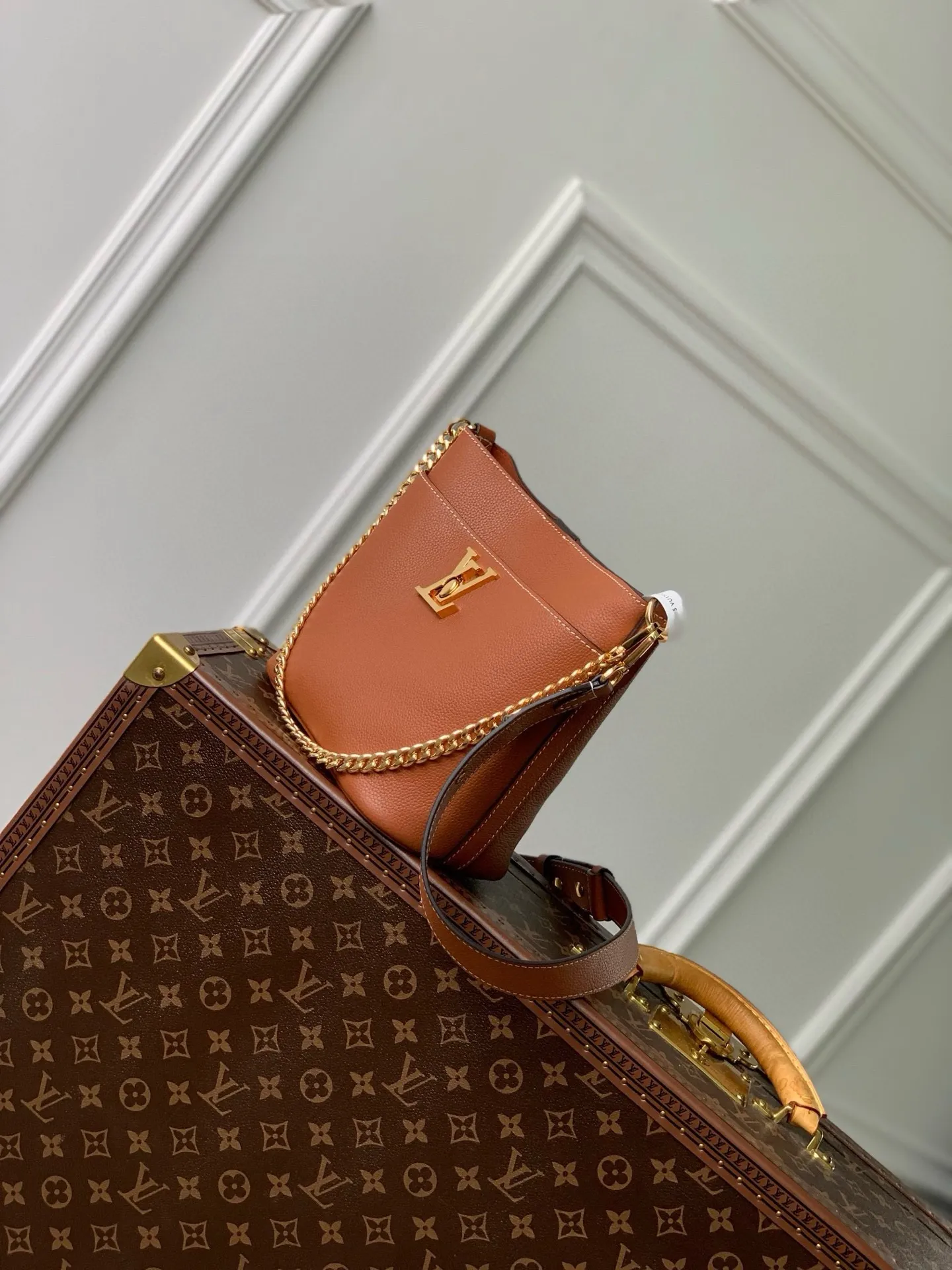 💰1000 (top layer leather) top original single M24006 brown Lock and Walk bucket bag is made of light and comfortable grained cow leather, calmly interpreting French style. The LV twist lock opens the large front compartment for easy access to what you need on the go, and the detachable shoulder strap and chain handle allow for a variety of carrying methods. 20 x 20.5 x 12 cm (length x height x width)
