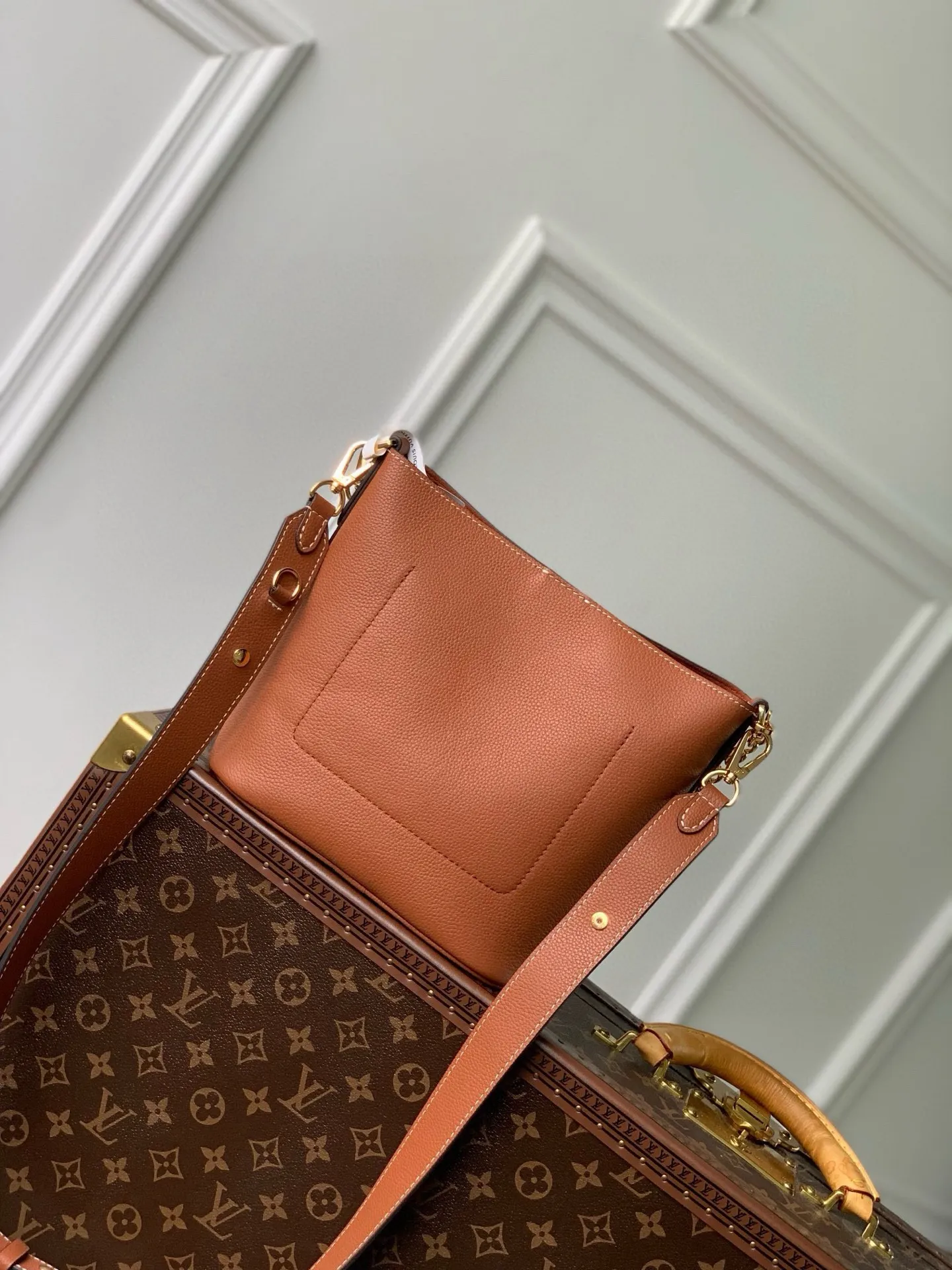 💰1000 (top layer leather) top original single M24006 brown Lock and Walk bucket bag is made of light and comfortable grained cow leather, calmly interpreting French style. The LV twist lock opens the large front compartment for easy access to what you need on the go, and the detachable shoulder strap and chain handle allow for a variety of carrying methods. 20 x 20.5 x 12 cm (length x height x width)