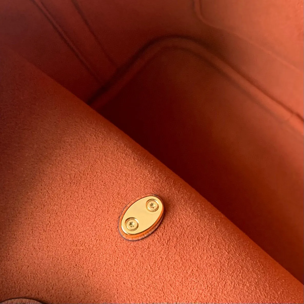 💰1000 (top layer leather) top original single M24006 brown Lock and Walk bucket bag is made of light and comfortable grained cow leather, calmly interpreting French style. The LV twist lock opens the large front compartment for easy access to what you need on the go, and the detachable shoulder strap and chain handle allow for a variety of carrying methods. 20 x 20.5 x 12 cm (length x height x width)