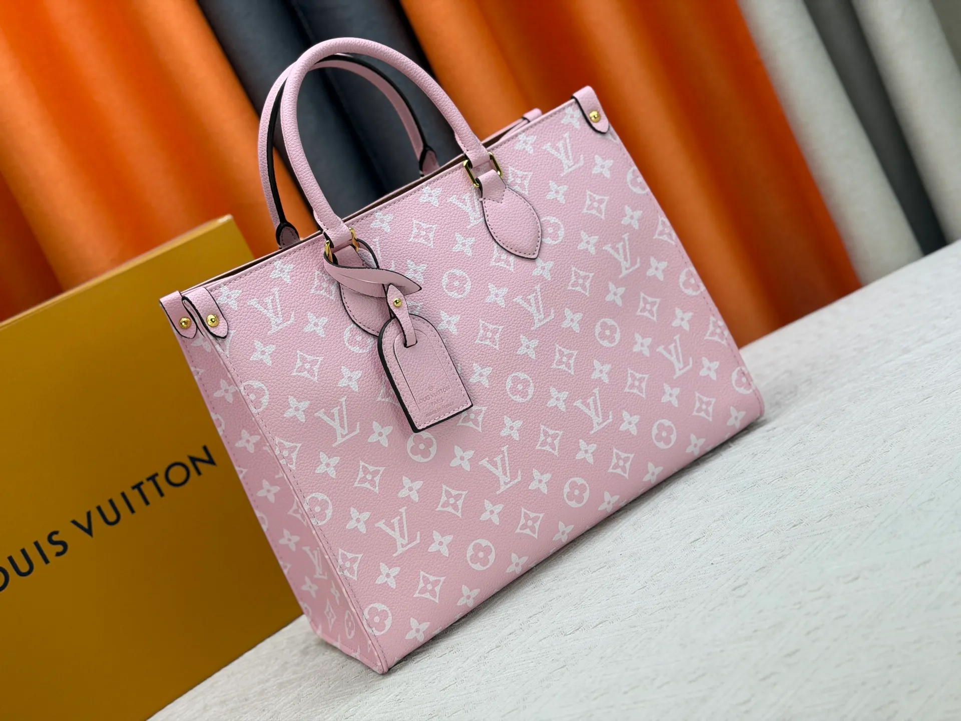 P280 Upgraded original version (latest color) M10303 M45495 M45039 M45321 M44571 This OnTheGo medium Tote bag is printed and dyed with the Medium Monogram pattern and then embossed on the soft grained cow leather. Its ample interior can accommodate a laptop and other office supplies, and the long and short handles are easy to carry or carry on the shoulder. Dimensions: 35.0 x 27.0 x 14.0 cm