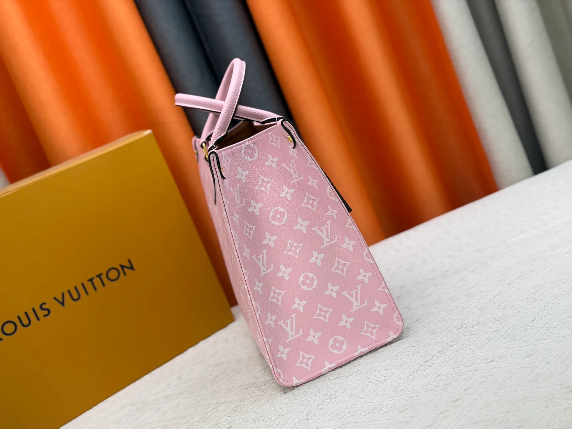 P280 Upgraded original version (latest color) M10303 M45495 M45039 M45321 M44571 This OnTheGo medium Tote bag is printed and dyed with the Medium Monogram pattern and then embossed on the soft grained cow leather. Its ample interior can accommodate a laptop and other office supplies, and the long and short handles are easy to carry or carry on the shoulder. Dimensions: 35.0 x 27.0 x 14.0 cm